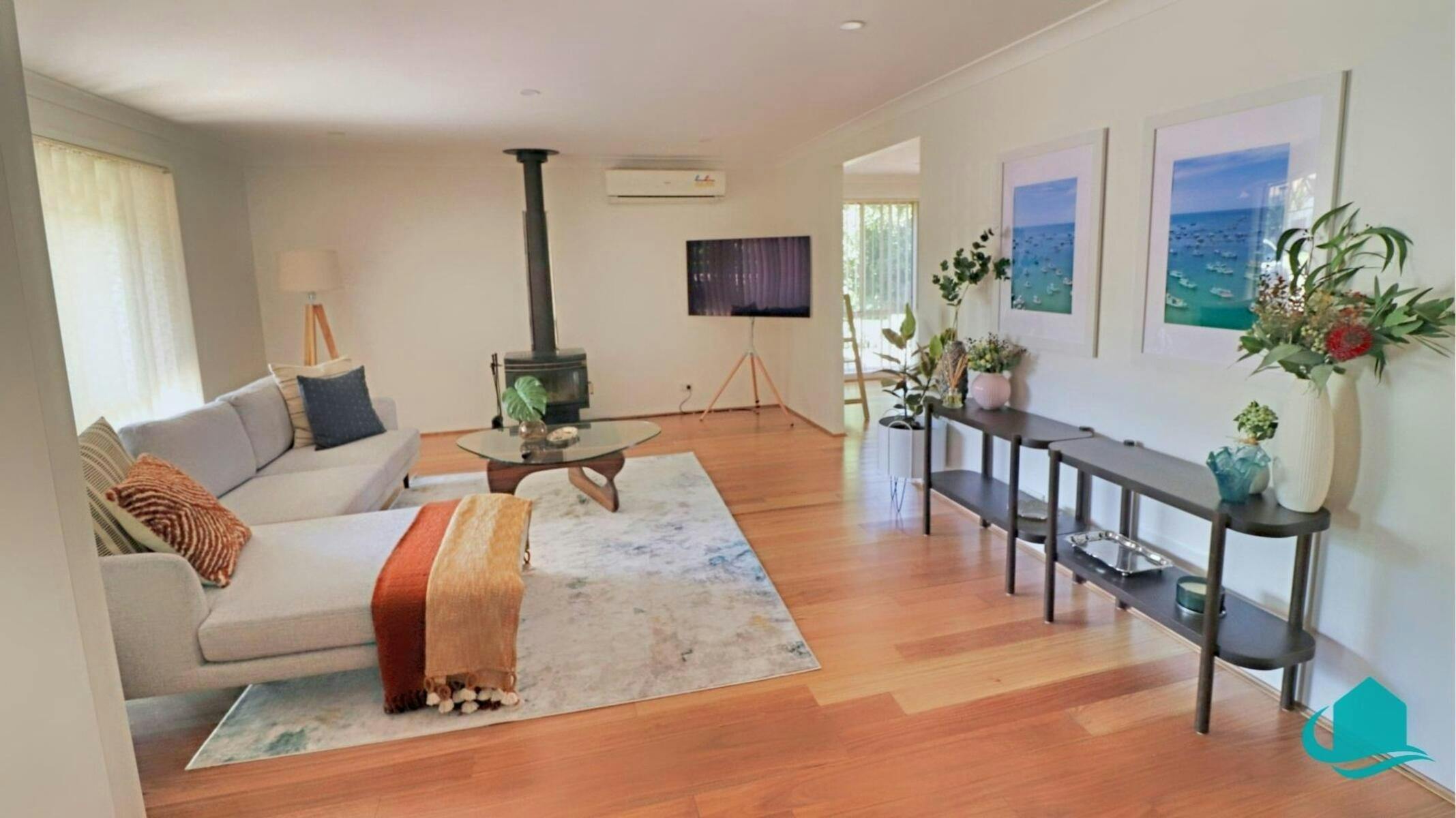 벽난로와 이젤 스타일 TV가 있는 편안한 라운지 룸