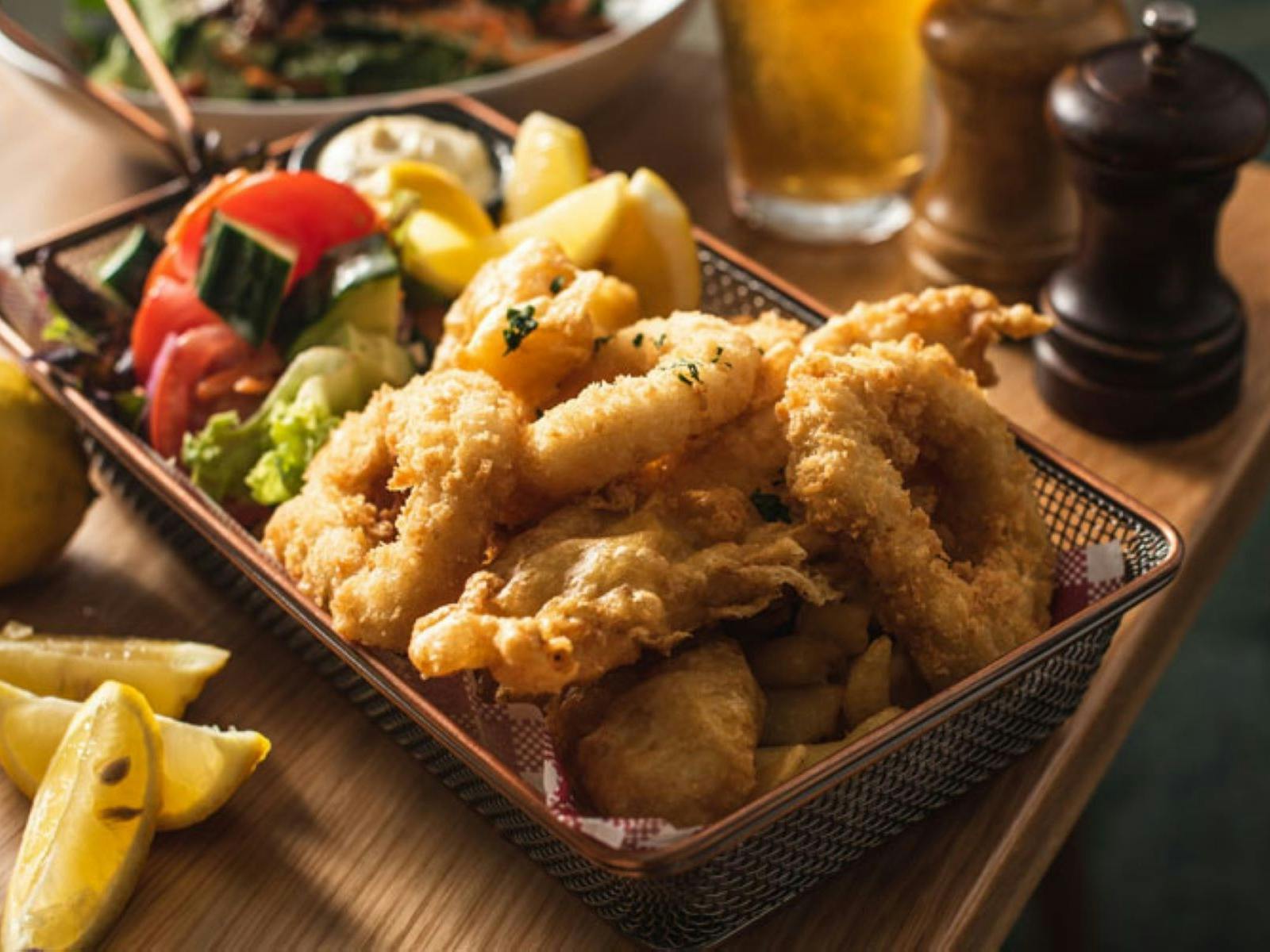 一籃裹著麵包糠的魷魚條