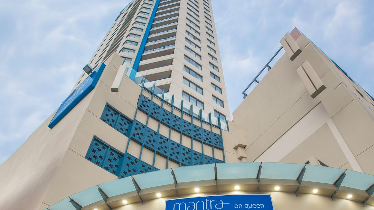 Mantra on Queen -Exterior