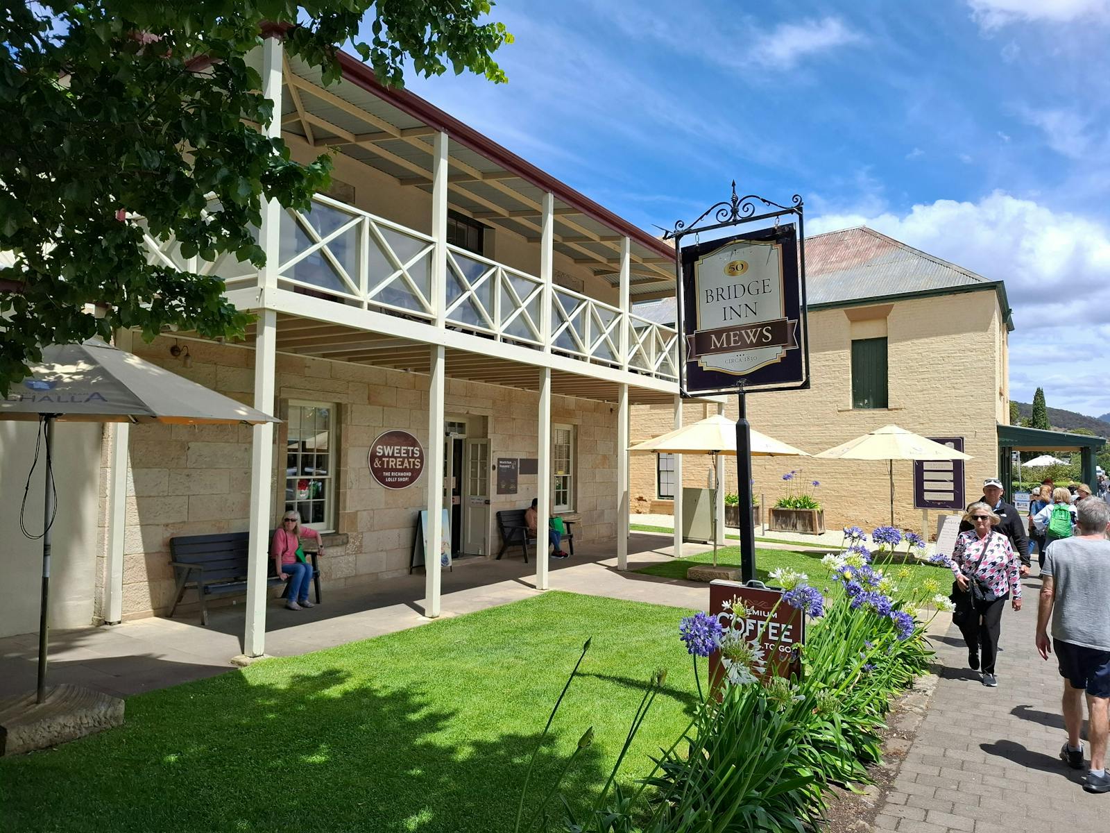 More photos of the town of Ricmonds