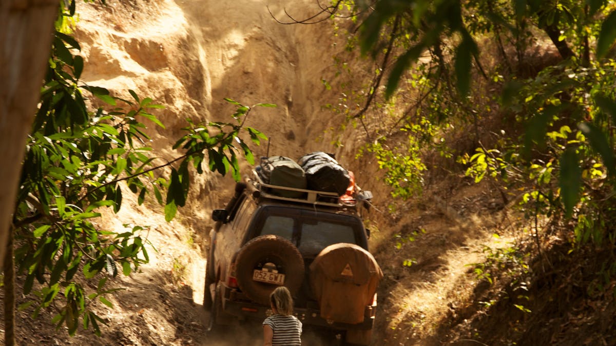 4WD drives up bank out of Palm Creek on the Old Tele Track.