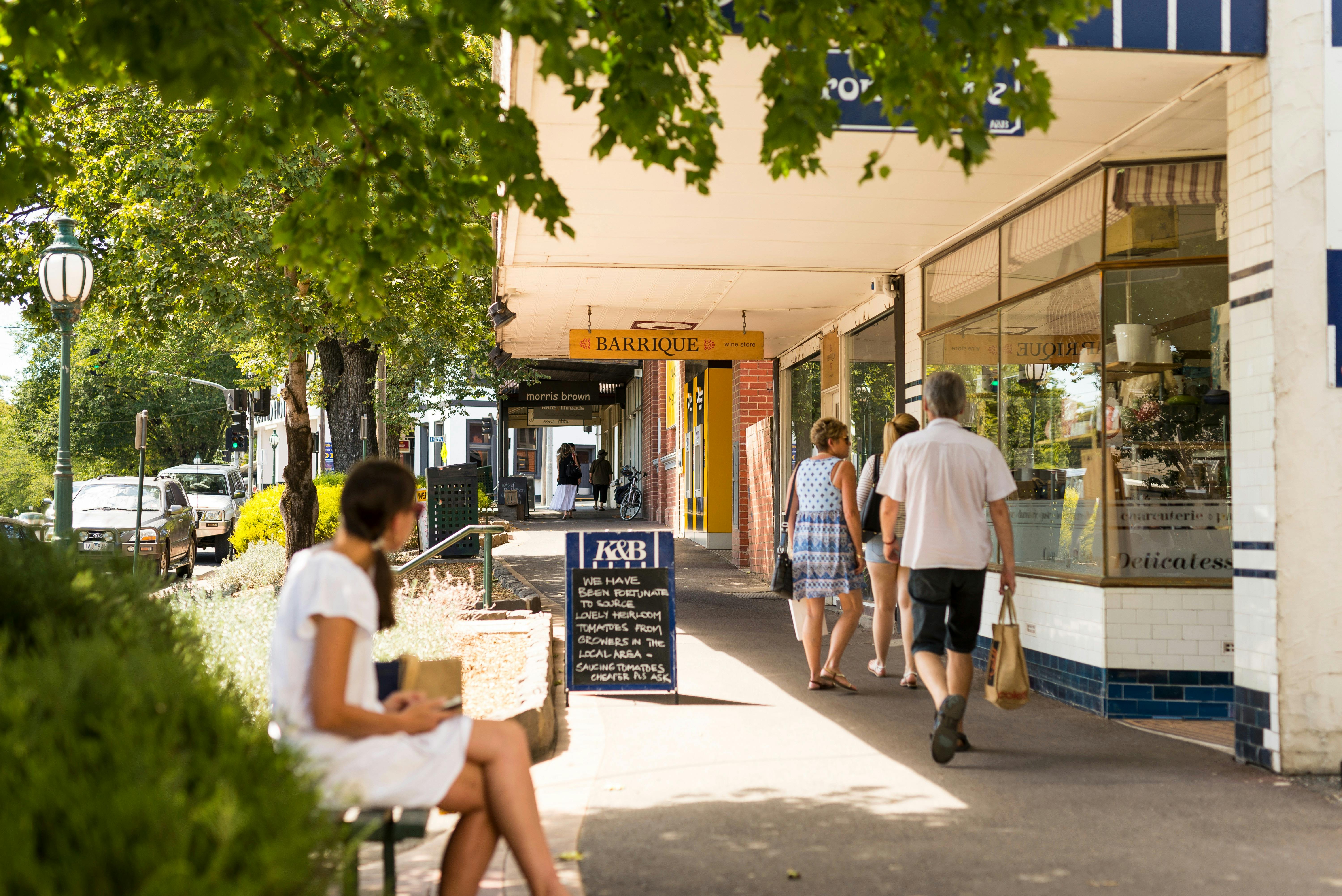 Free time to explore Healesville township for lunch
