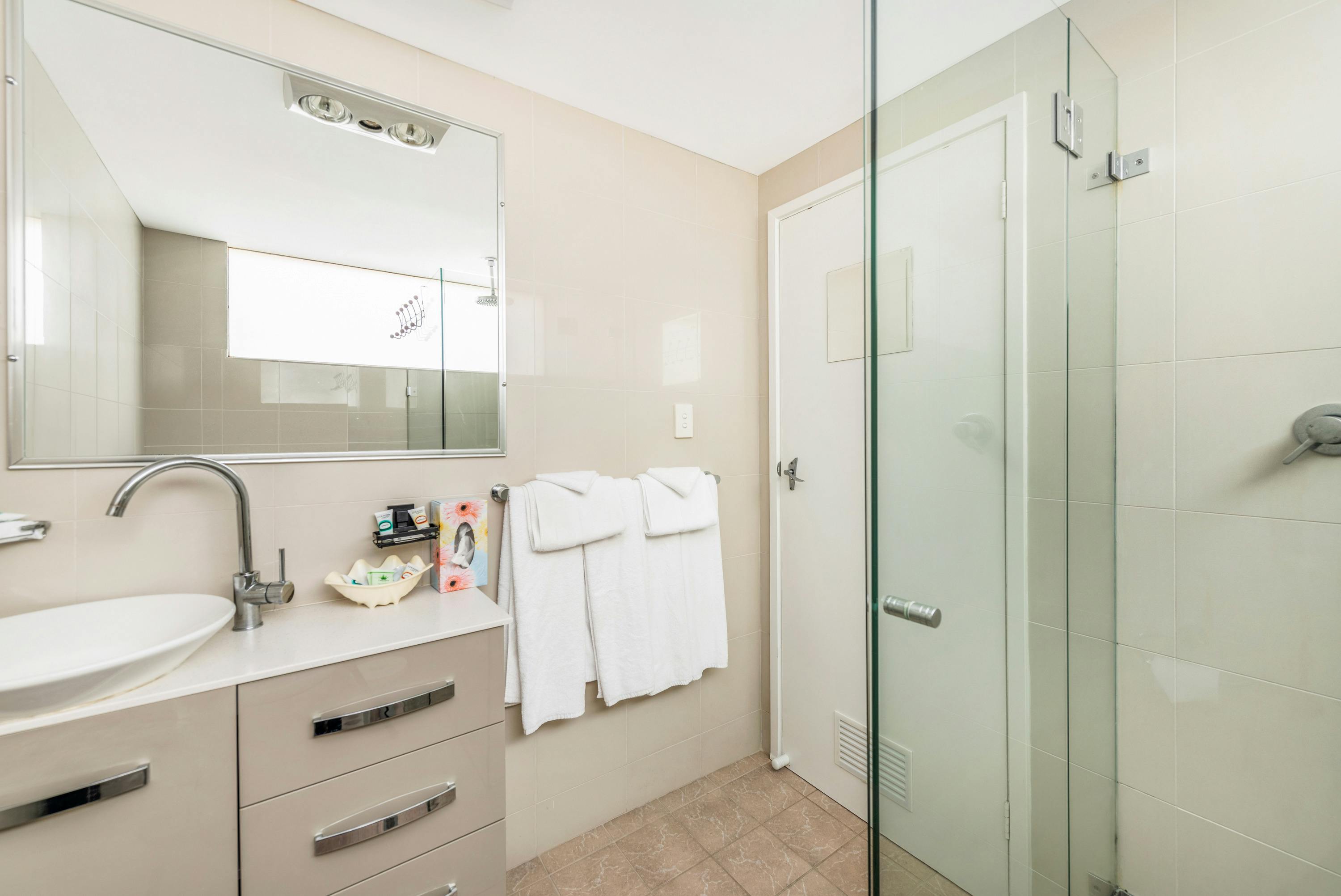 River Motel은 리넨과 수건을 갖춘 현대적인 욕실용품을 제공합니다.