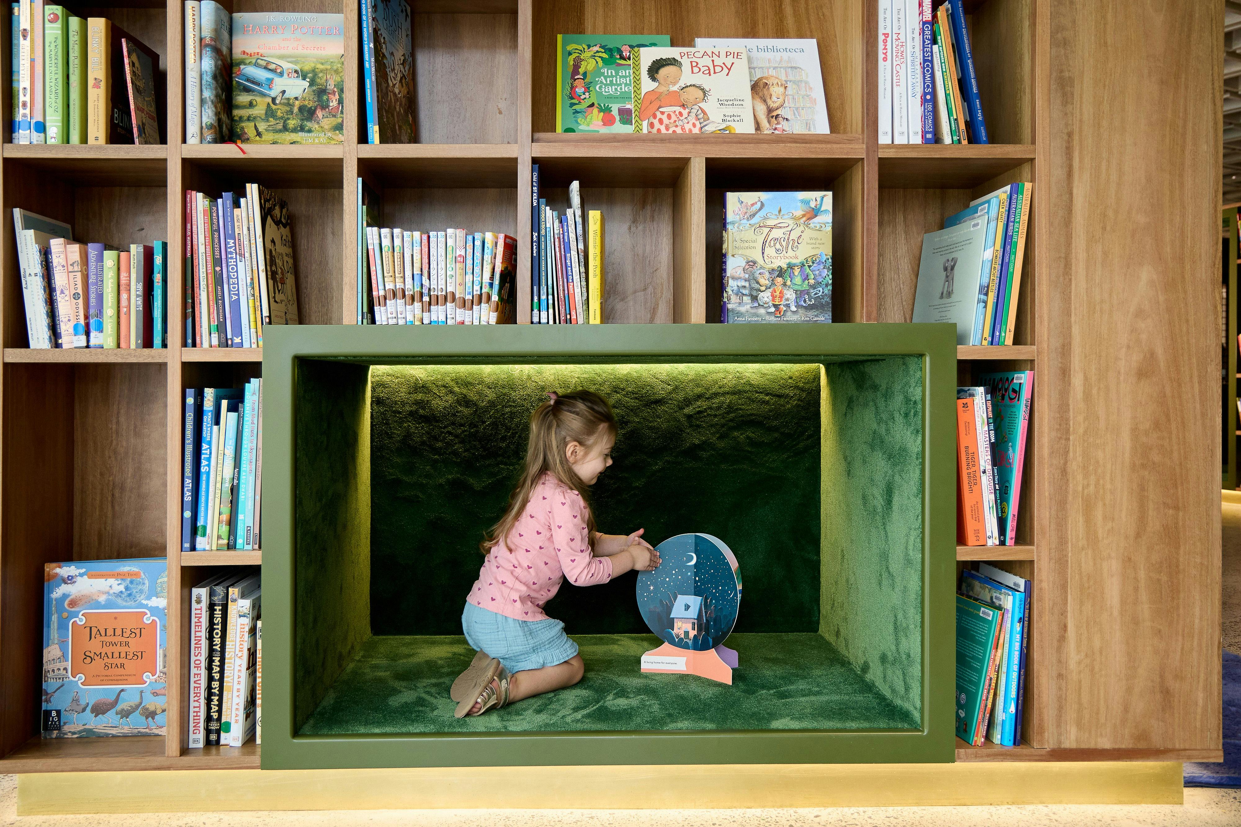 儿童艺术图书馆里的孩子