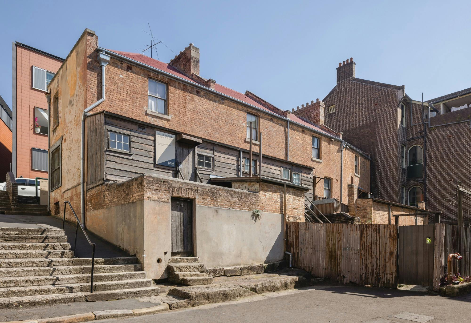 歴史的な労働者階級の家の外観