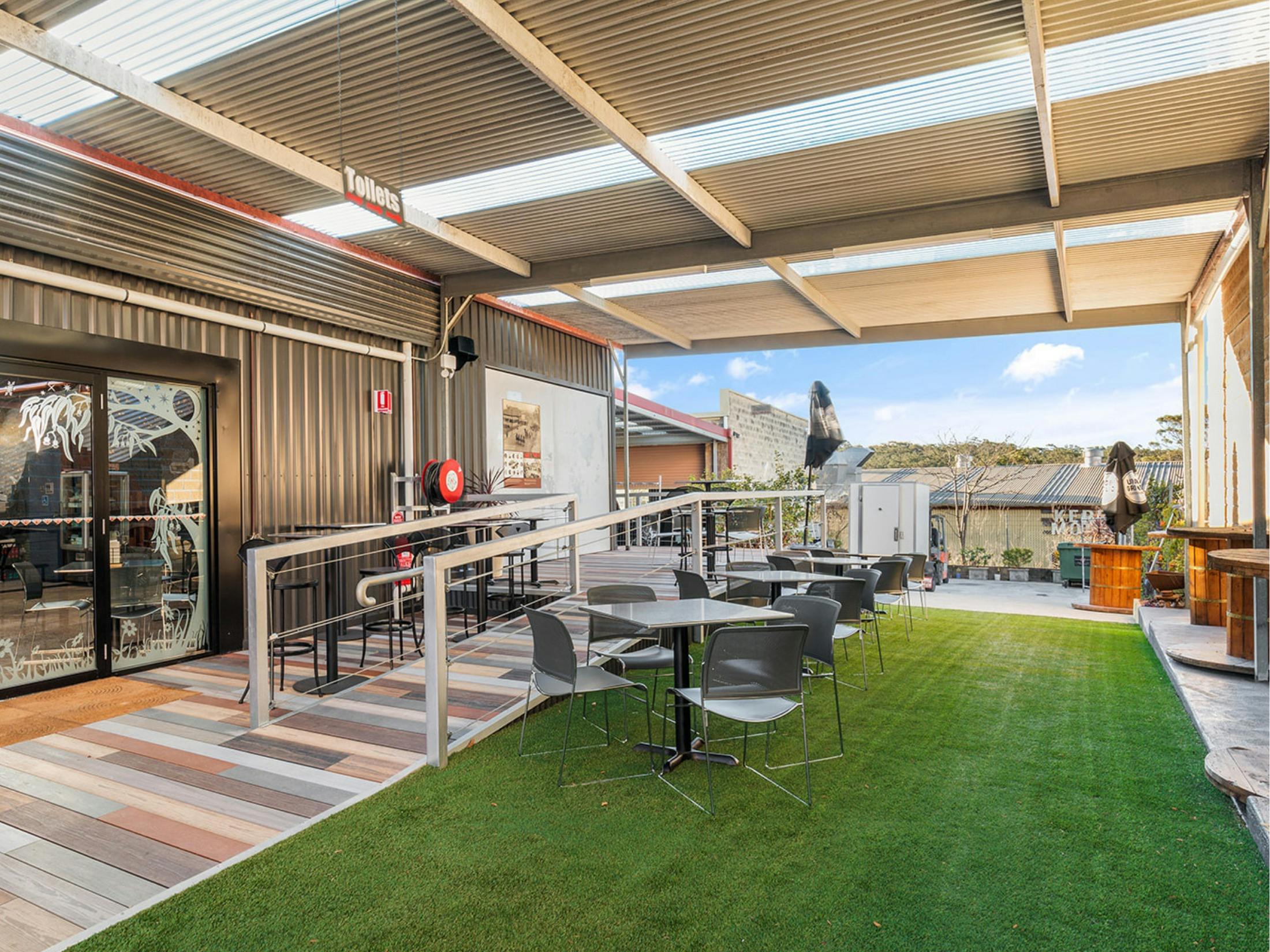 Outdoor seating at Blue Mountains Fire Pits. Breakfast, lunch and dinner