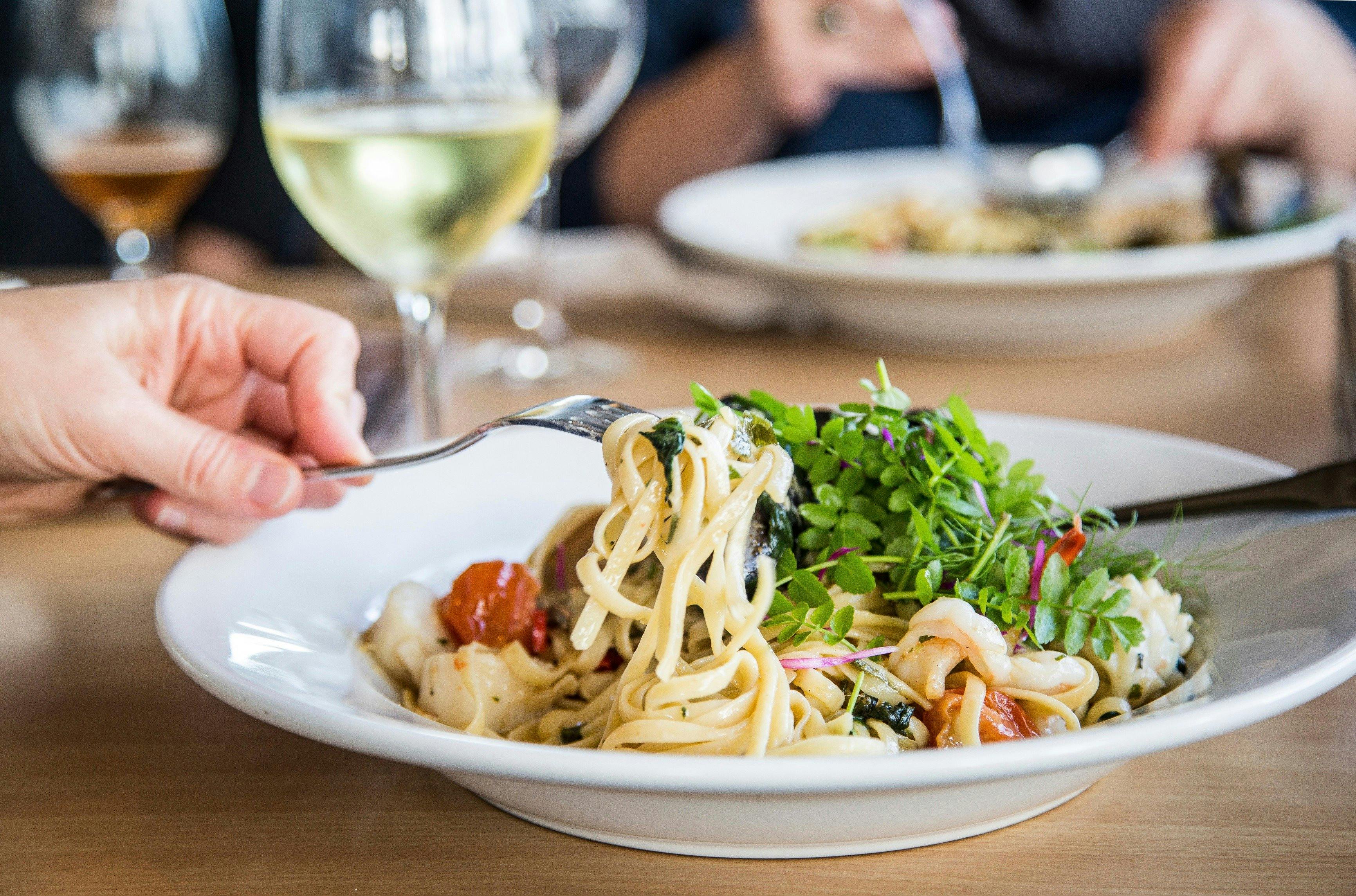 메림불라 수족관과 부두 레스토랑에서 맛볼 수 있는 해산물 파스타 요리