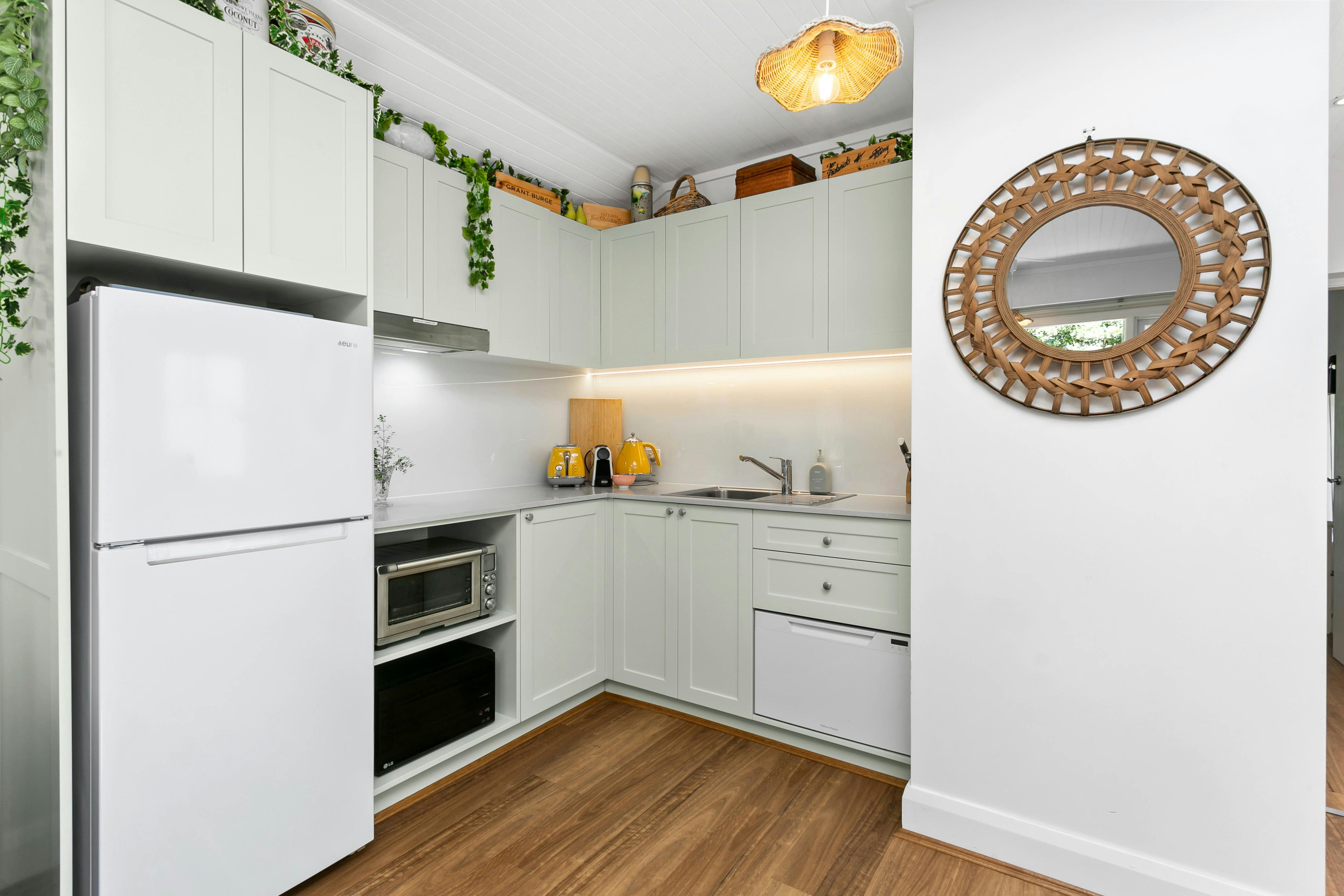 ベンチトップオーブン、電子レンジ、ホットプレート、冷蔵庫、食器洗い機、コーヒーメーカーを備えた小さなキッチン