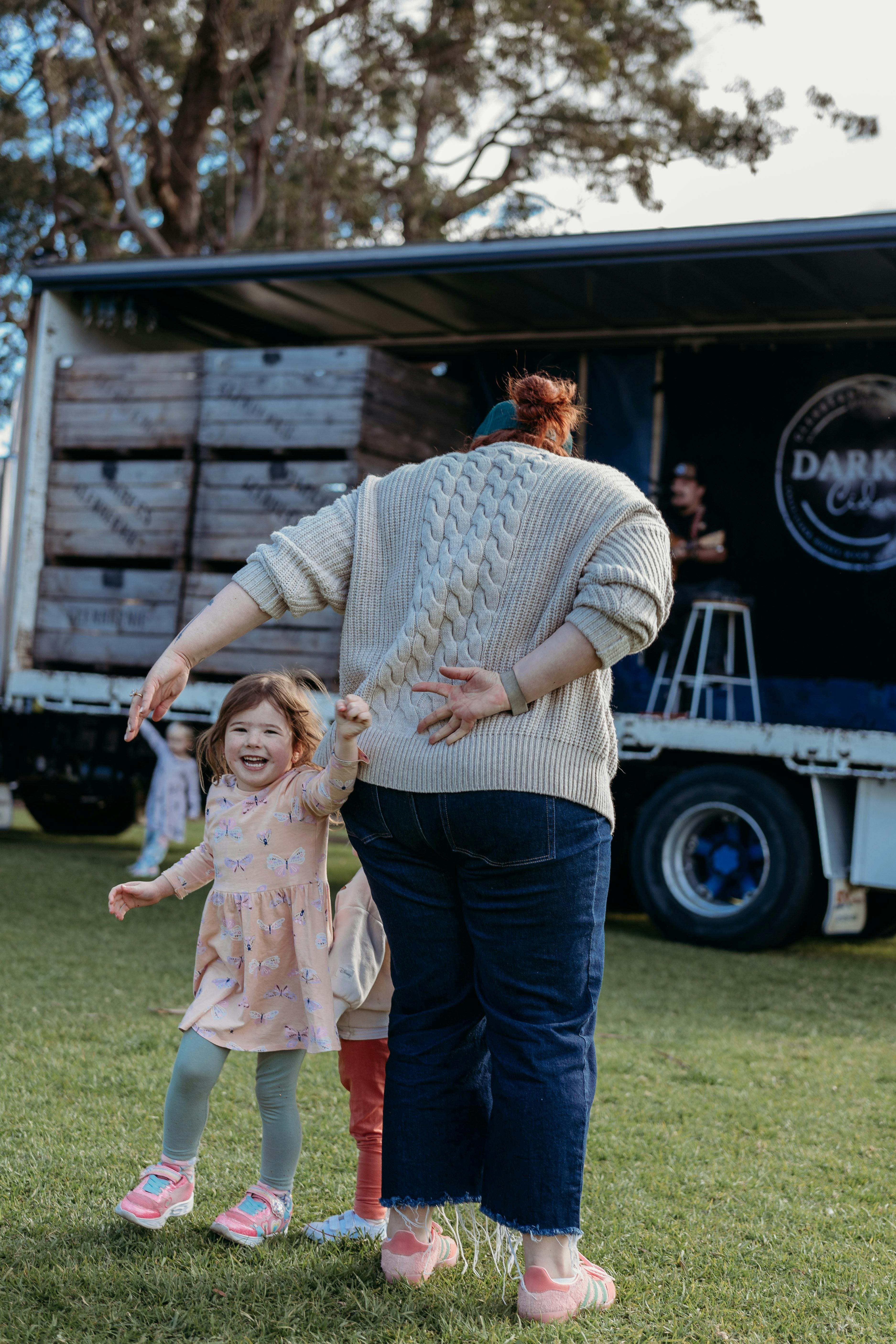 ダークス・グレンバーニーで娘と踊る母親