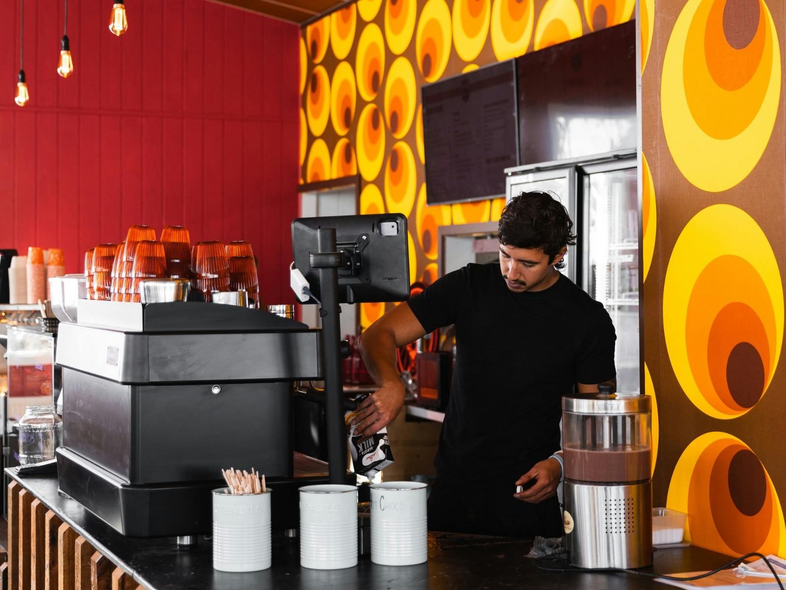 Dicky Knees 안에서 커피를 내리는 직원들