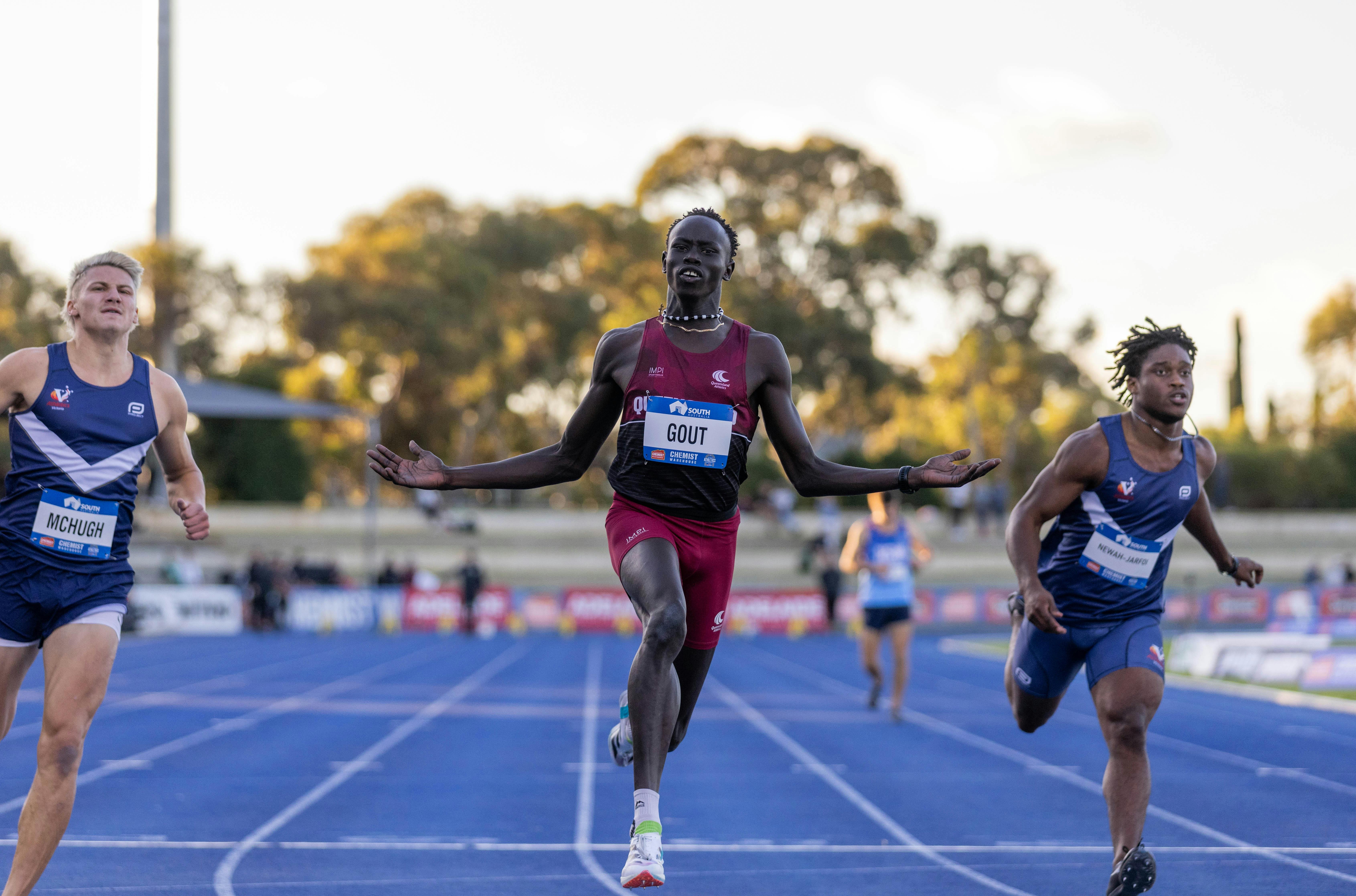 Gout Gout überquert jubelnd die Ziellinie im 100-Meter-Lauf