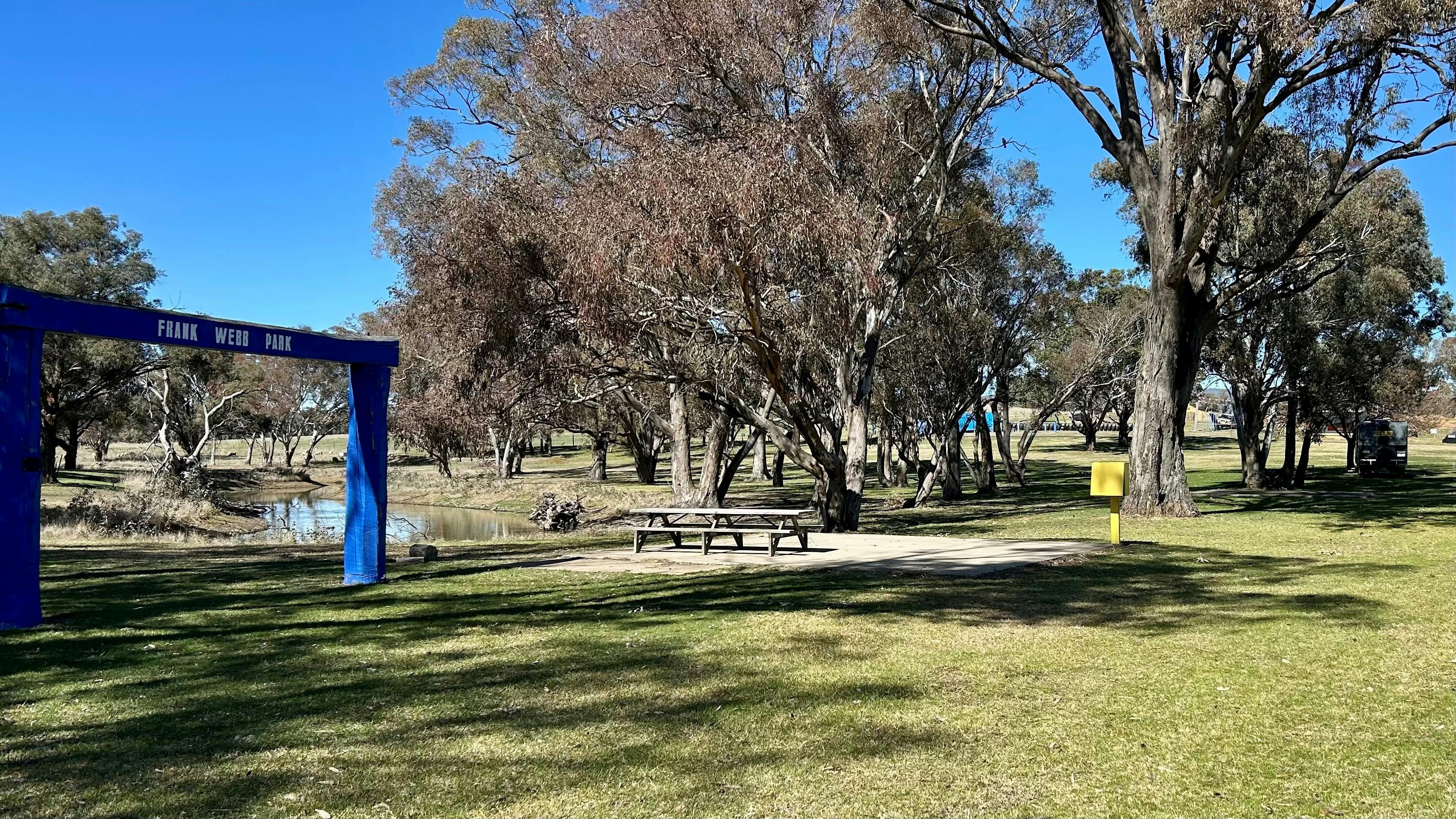 キャンプサイト。黄色の電源ボックス