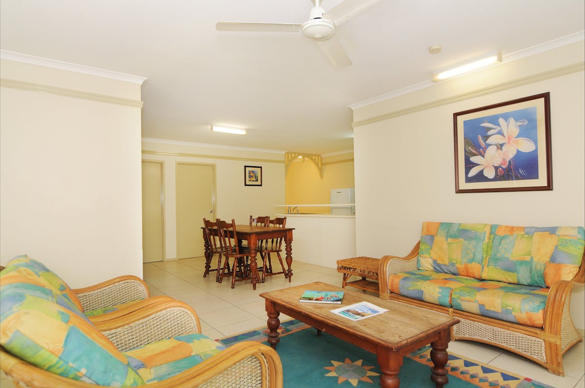 Cairns Queenslander Hotel And Apartments Tropical North Qld - 