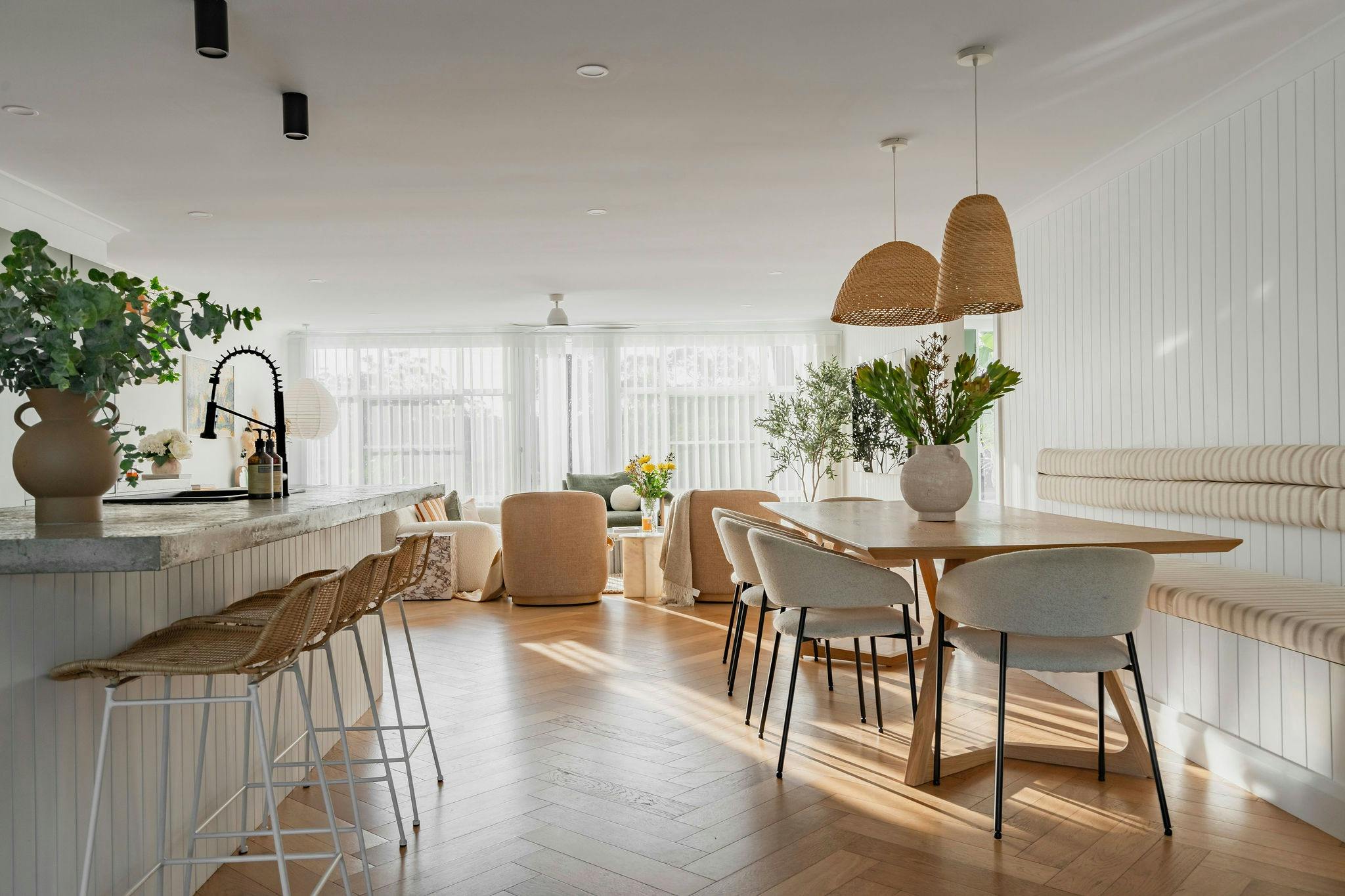 햇빛이 가득한 식탁 주방 섬 거실의 이미지입니다.