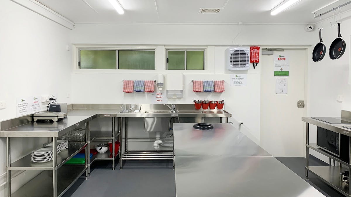 Magnums Accommodation Shared kitchen with air fryer and cooking facilities