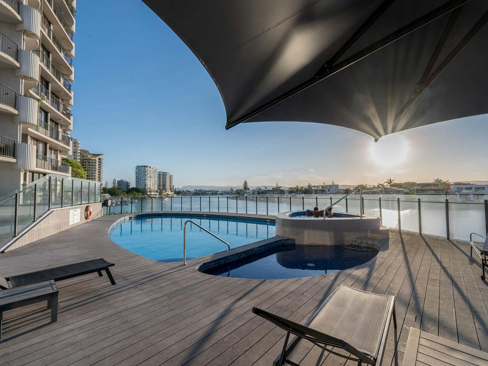 2 bedroom unit in Surfers Paradise - Communal Pool 2 bedroom unit in Surfers Paradise - Communal Pool