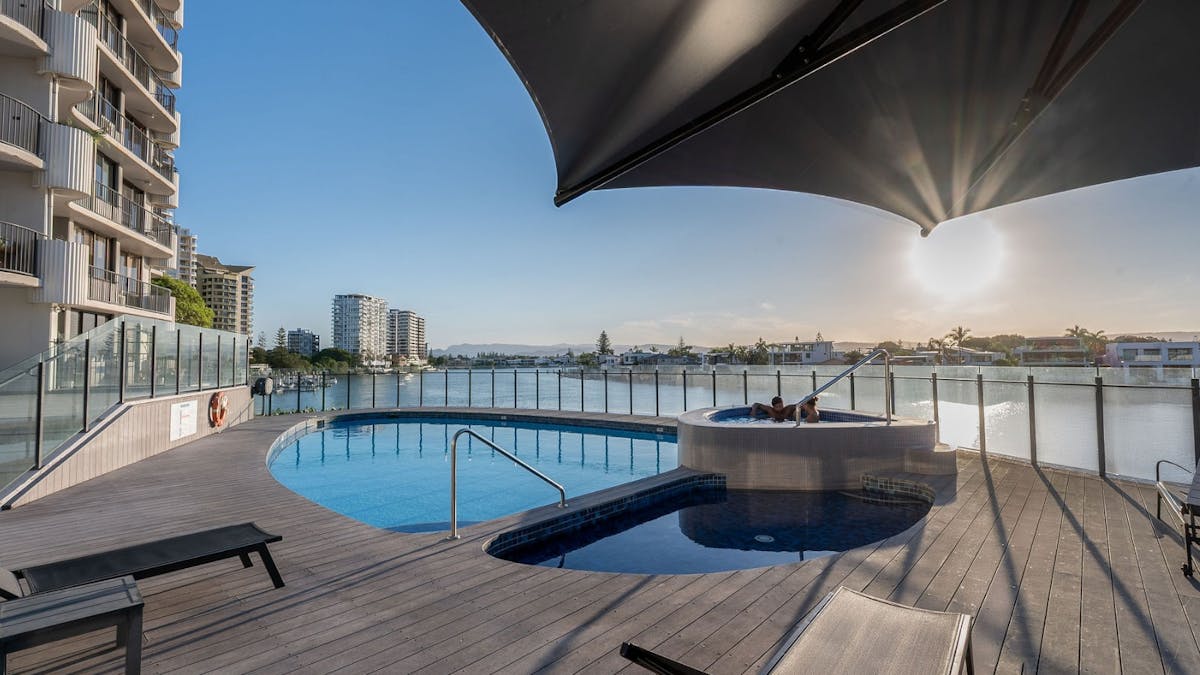 2 bedroom unit in Surfers Paradise - Communal Pool