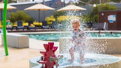 Alivio Tourist Park Canberra child in water play area