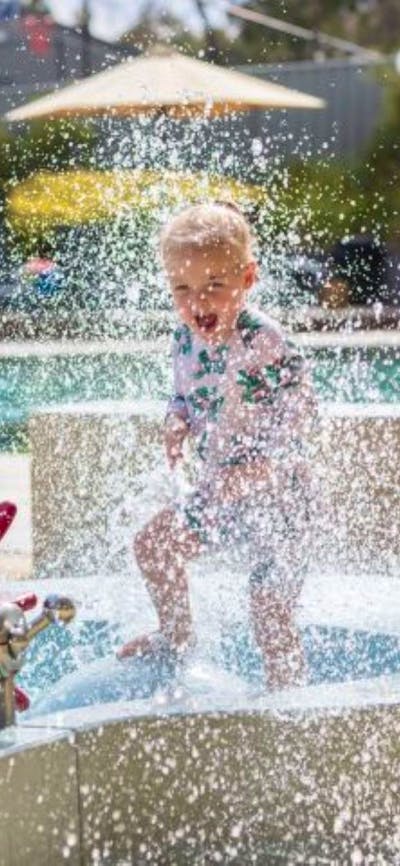 Alivio Tourist Park Canberra child in water play area