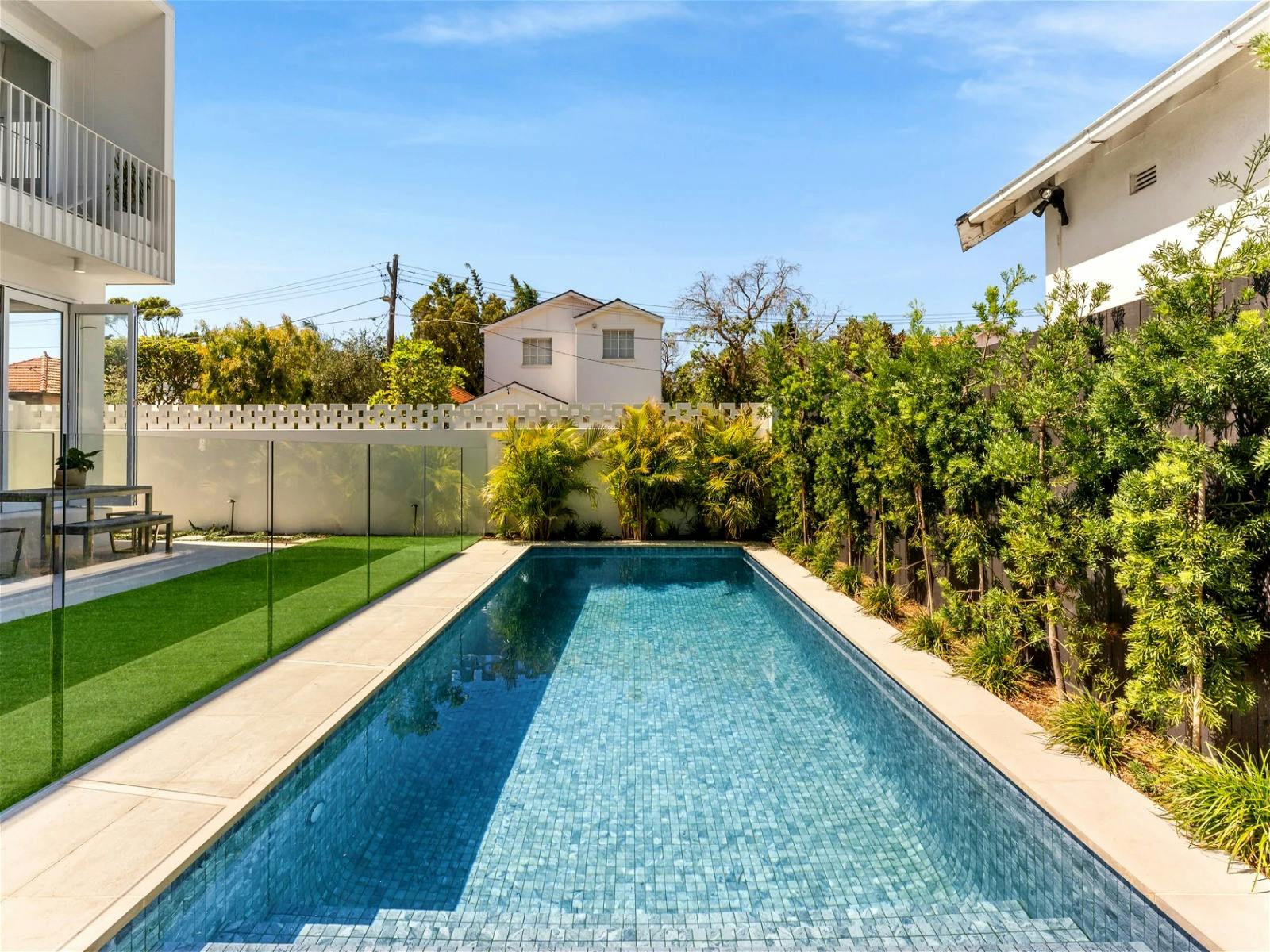 波光粼粼的泳池