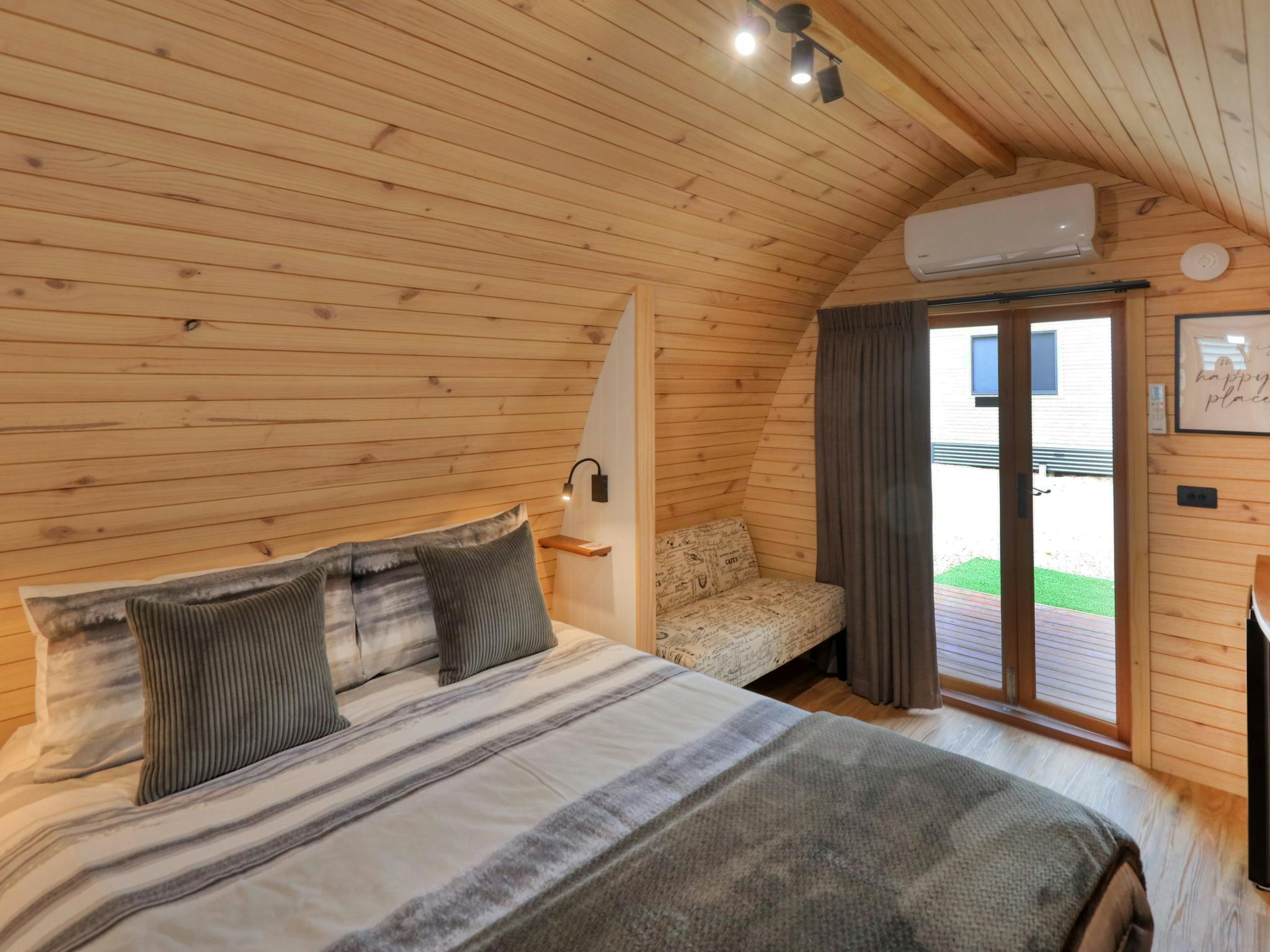 Park Pods - comfy queen bed