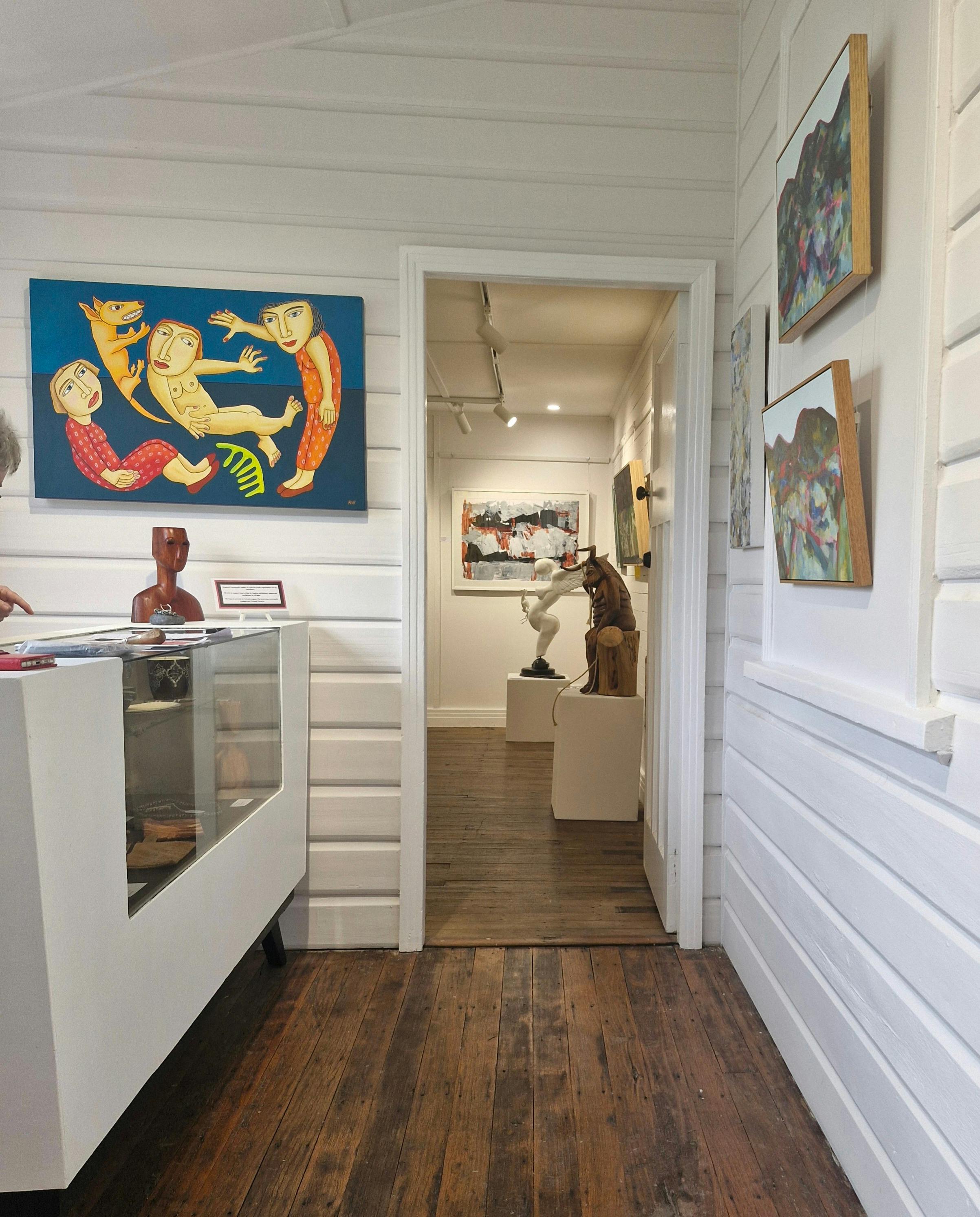 畫廊的門廳入口處有繪畫作品和前台。