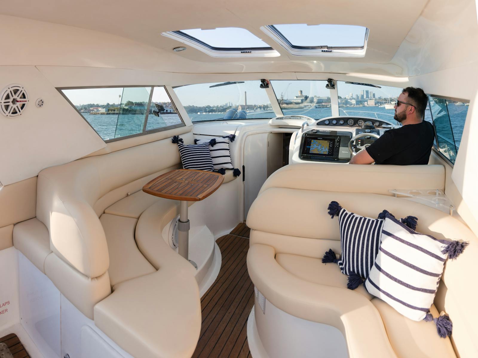 シドニー豪華クルーズ MV インセプション