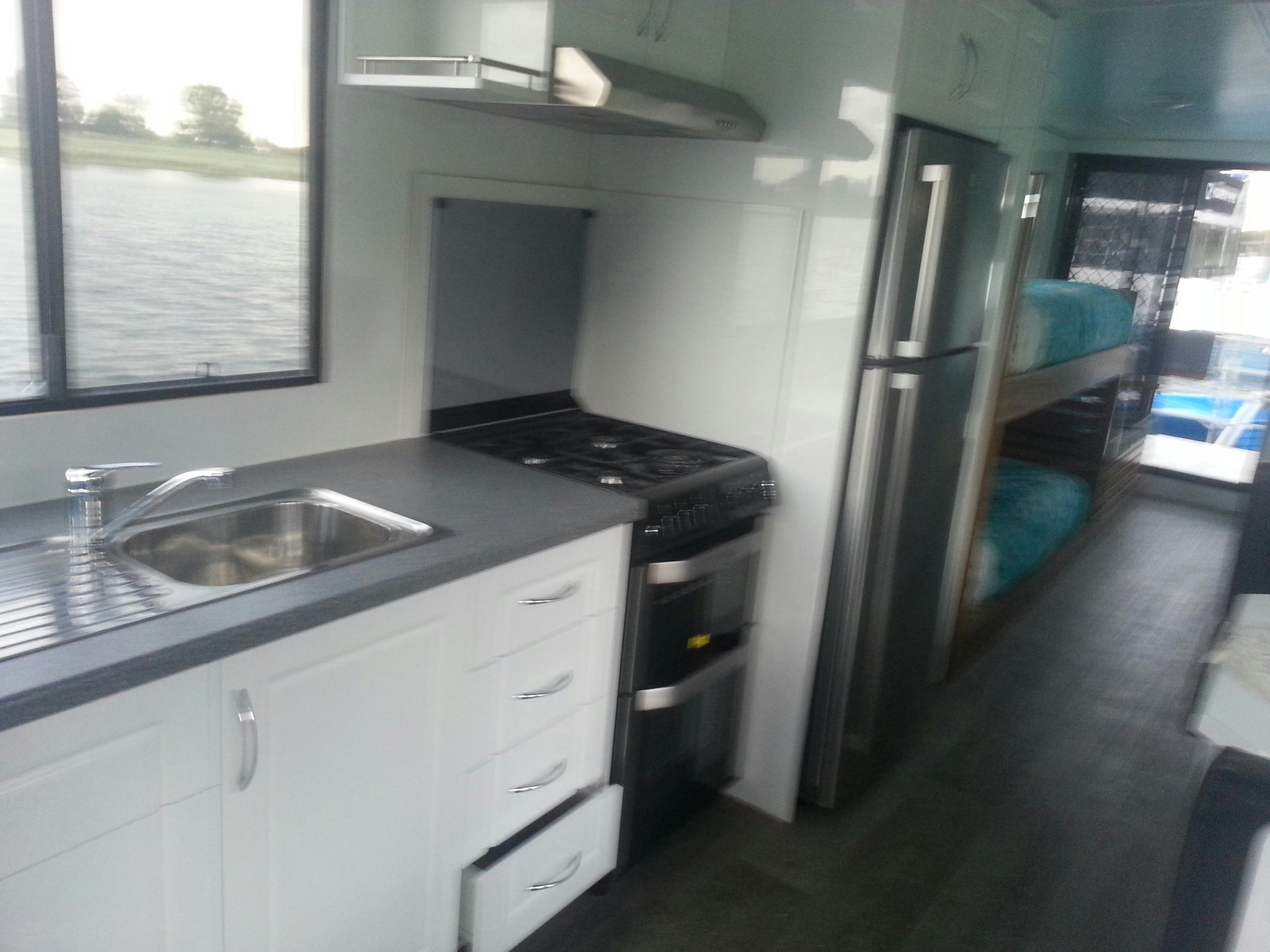 Idyll Daze 내부. TV 2대, 400리터 전기 냉장고 현대식 욕실 등