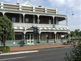 Thunderbolt Inn (Bottom Pub)