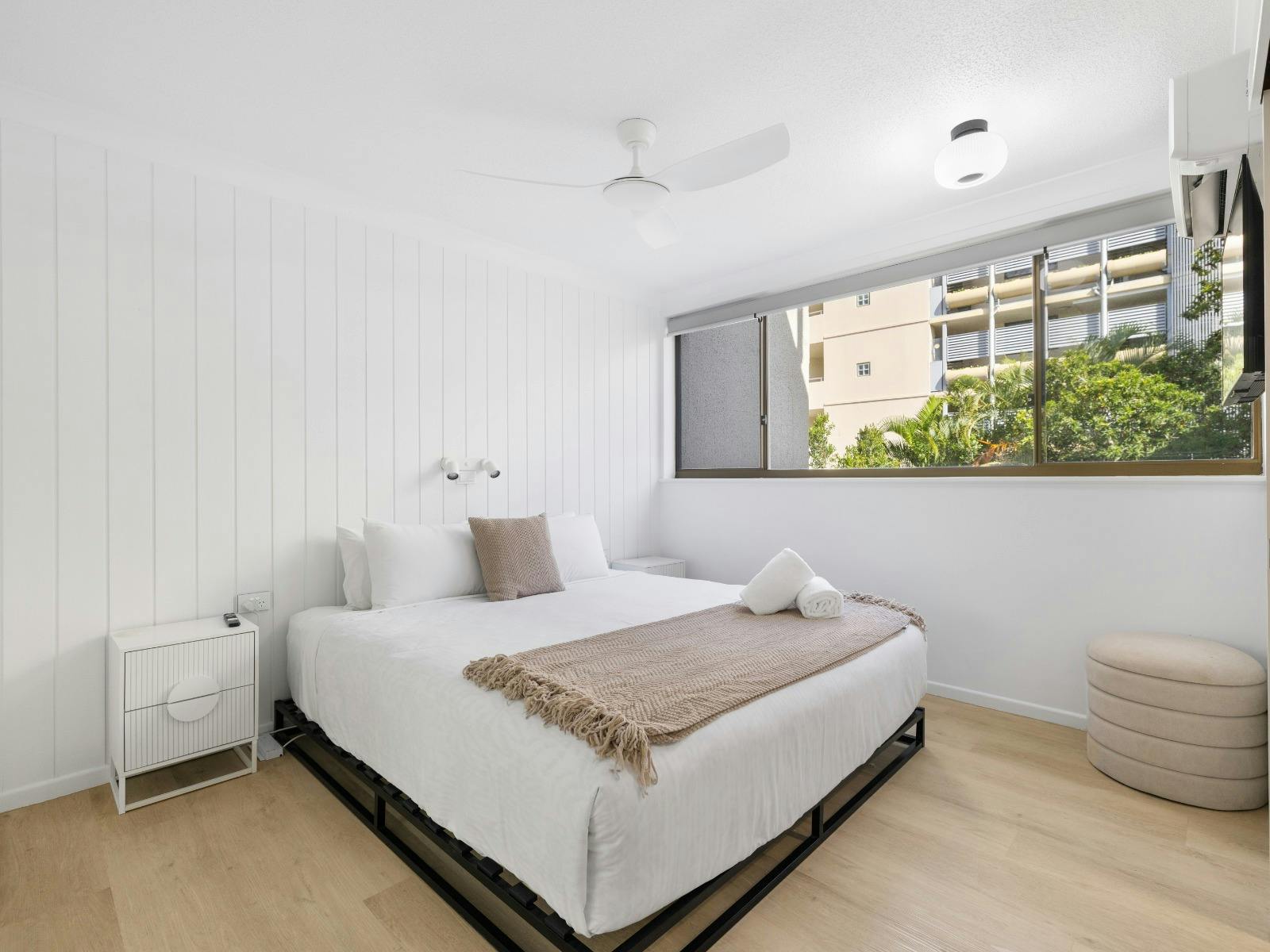 Main bedroom with King Bed, air-conditioning, Smart TV and ensuite bathroom