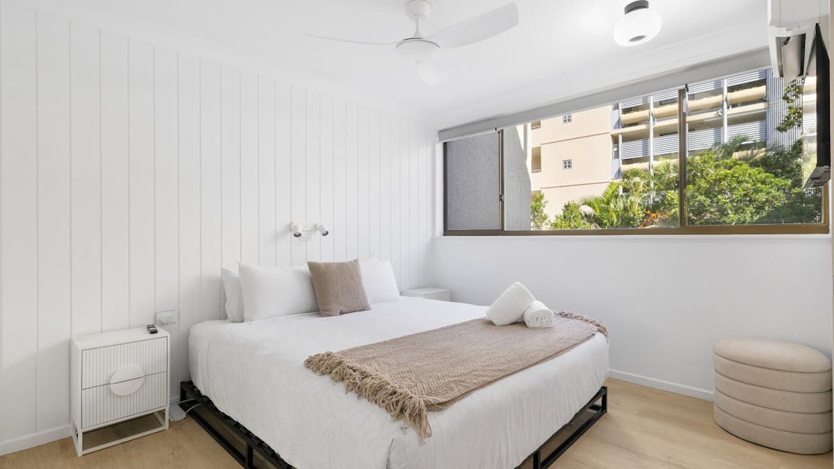 Main bedroom with King Bed, air-conditioning, Smart TV and ensuite bathroom