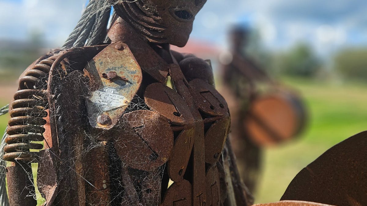 Amazing detail of band sculpture