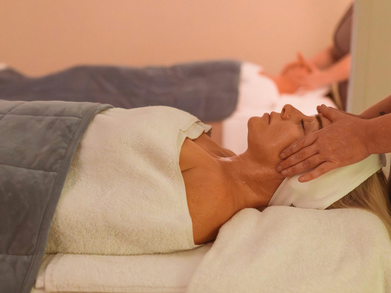 We have 2 couples rooms here at Mana spa. Relax next to your best friend, partner, family member... We have 2 couples rooms here at Mana spa. Relax next to your best friend, partner, family member...
