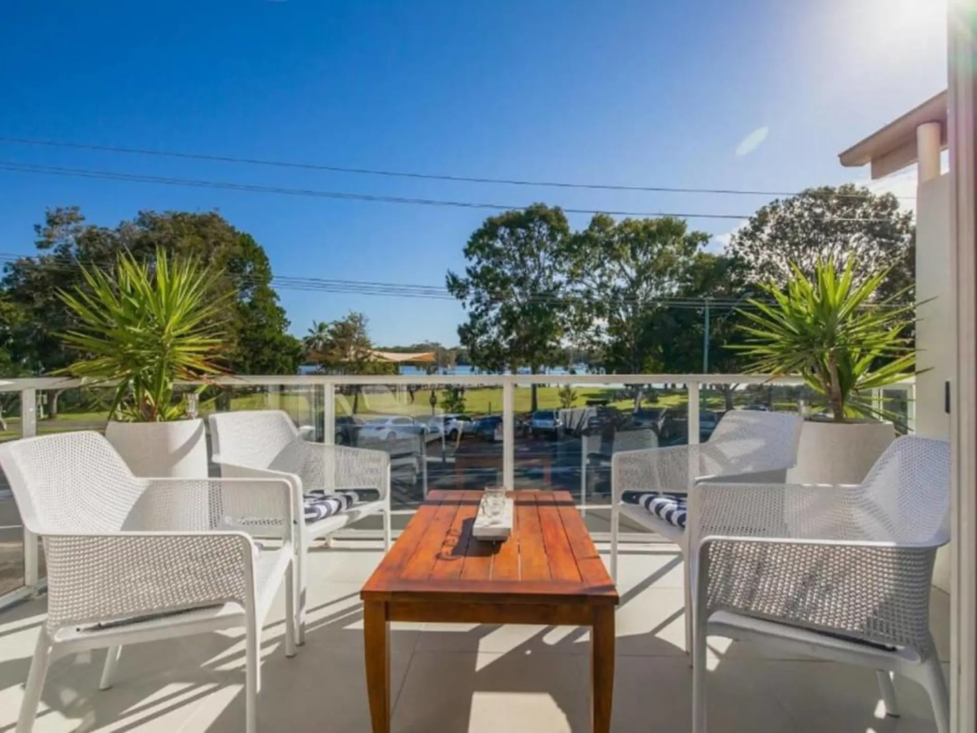 Situated directly across the road from the beautiful Noosa River and the Noosa Yacht & Rowing Club,