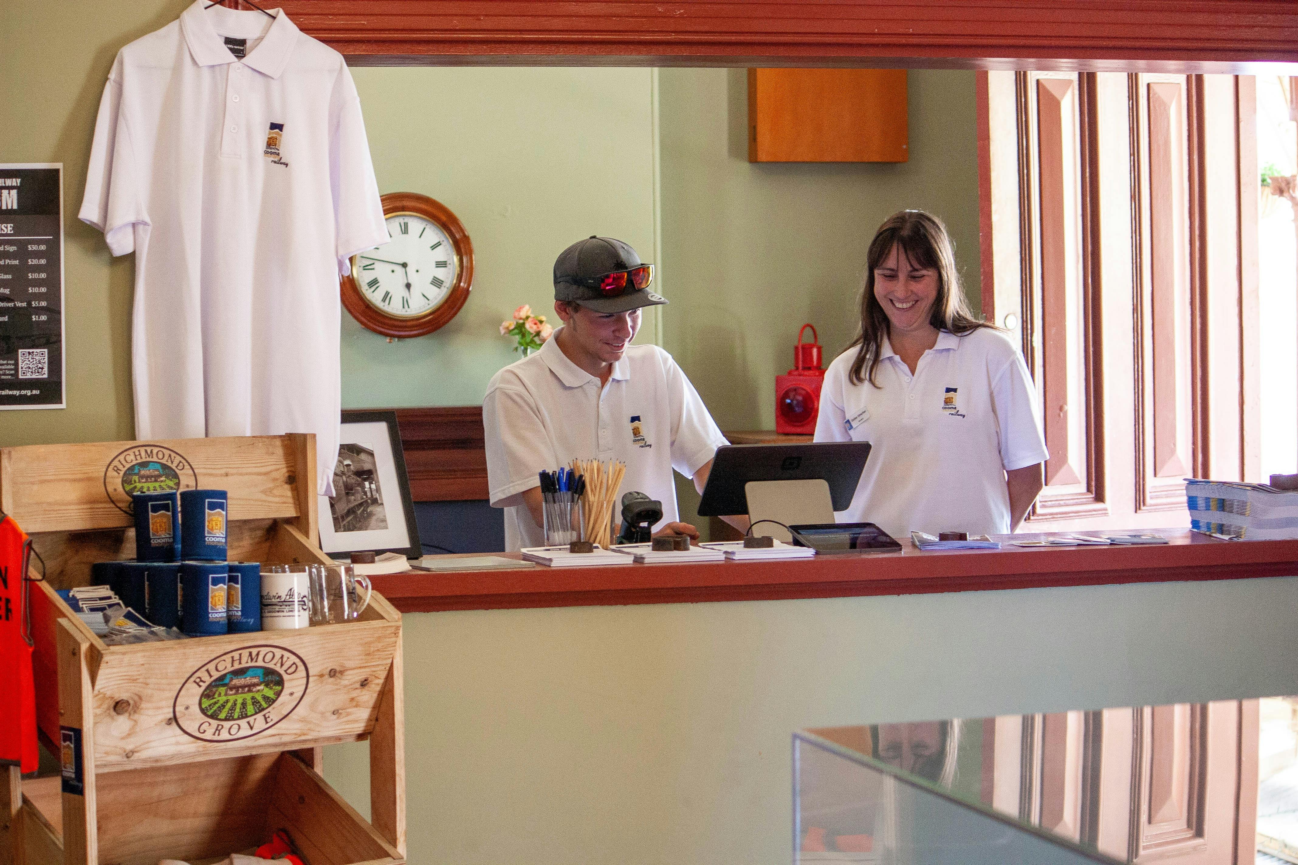 복원된 예약 사무실에 서 있는 CMR 자원봉사자