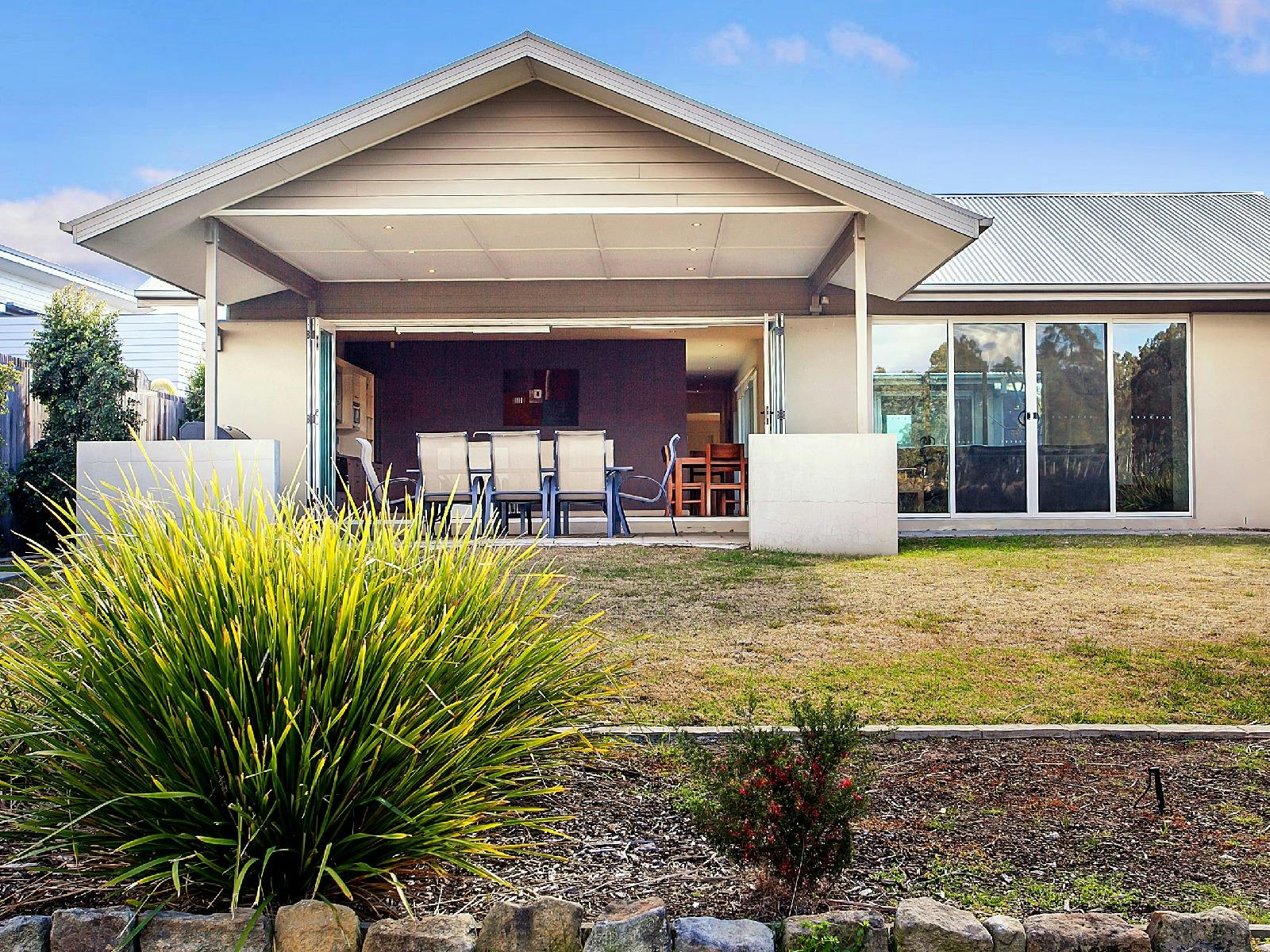 Dashaz Dream 야외 식사 공간에서 집을 바라보다