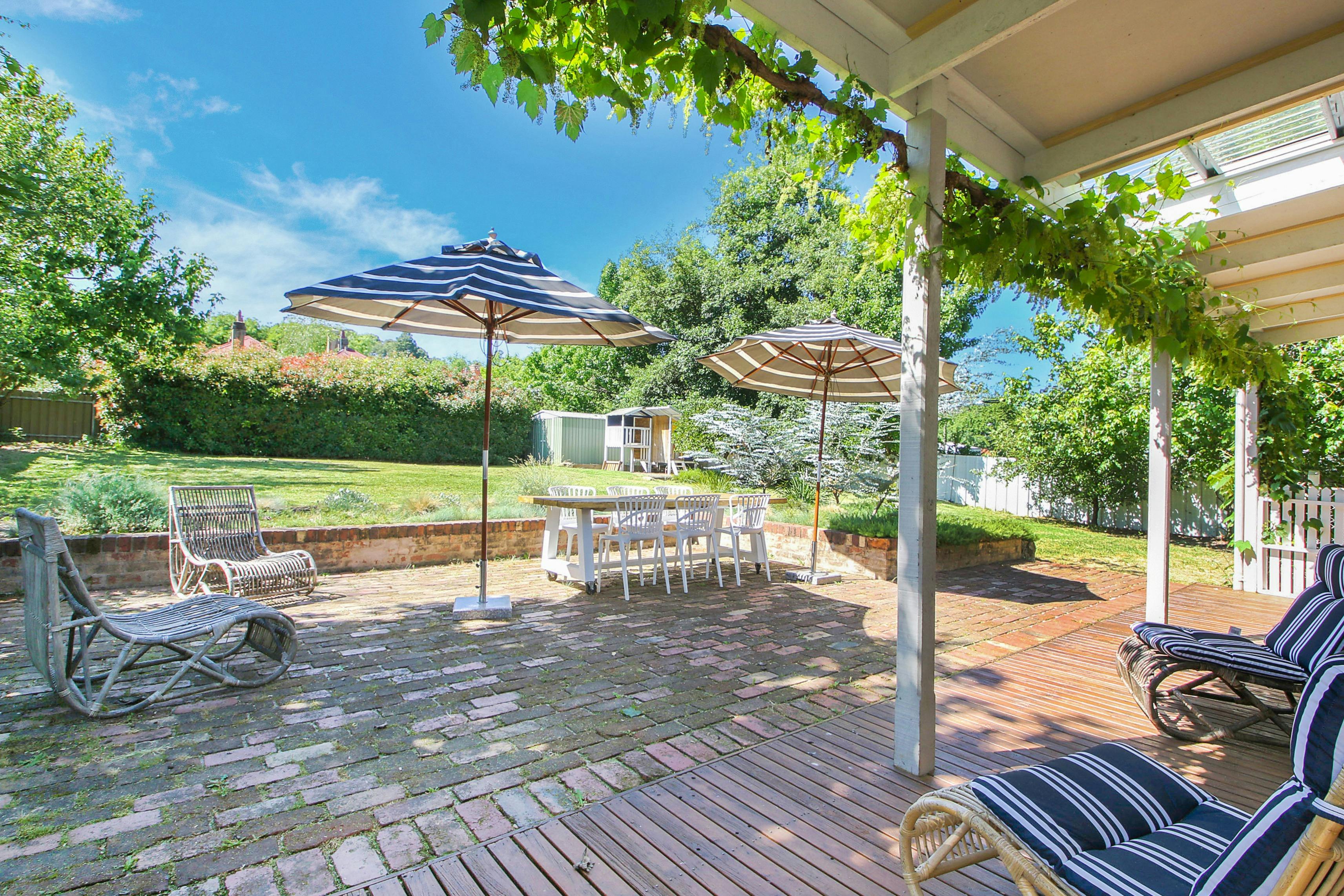 outdoor entertaining area