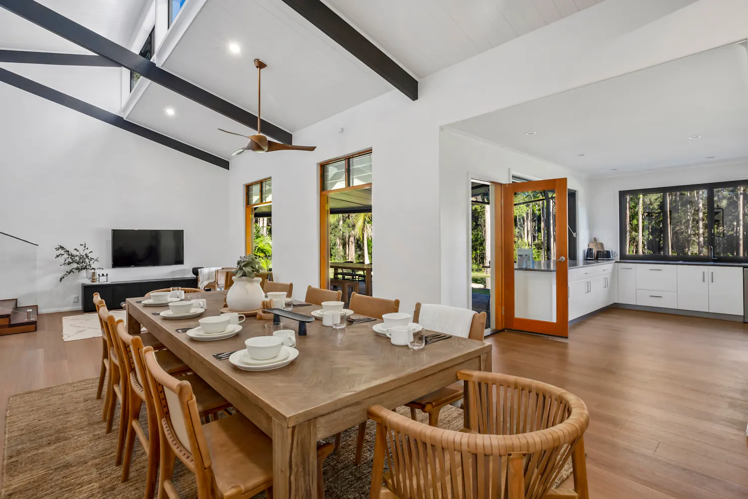 Large dining room, group bookings, big kitchen, fire place, Noosa Heads accomodation