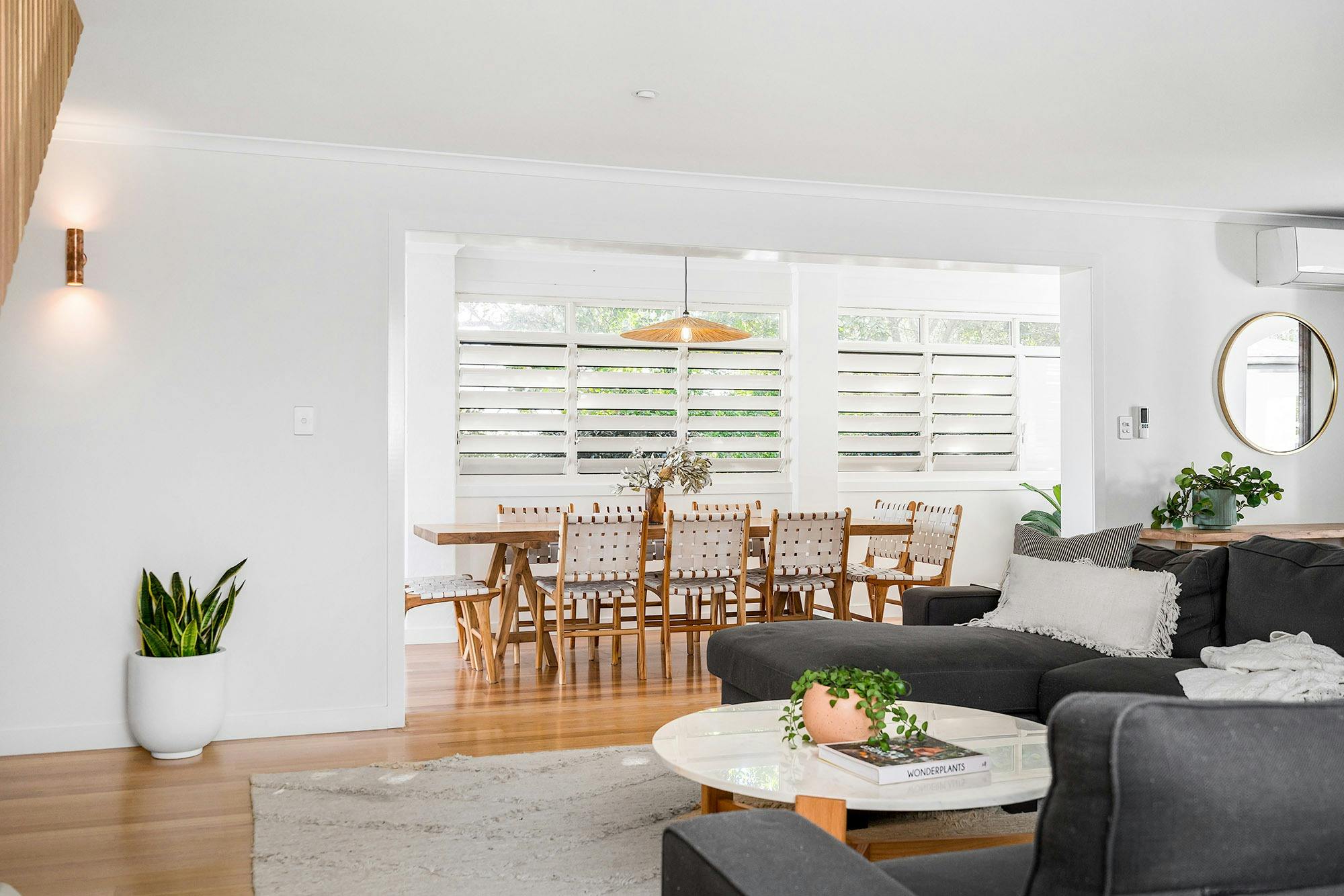 拜倫的百葉窗 - 拜倫灣 - 客廳流向用餐區