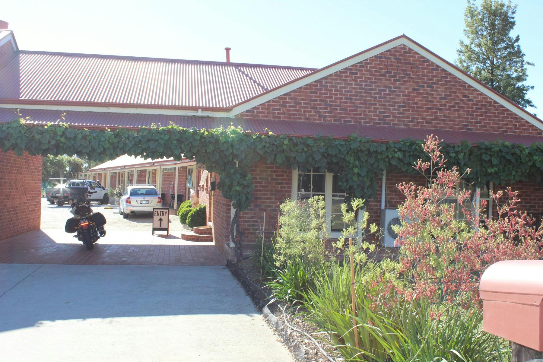 Picture showing the motel entrance and reception on the right