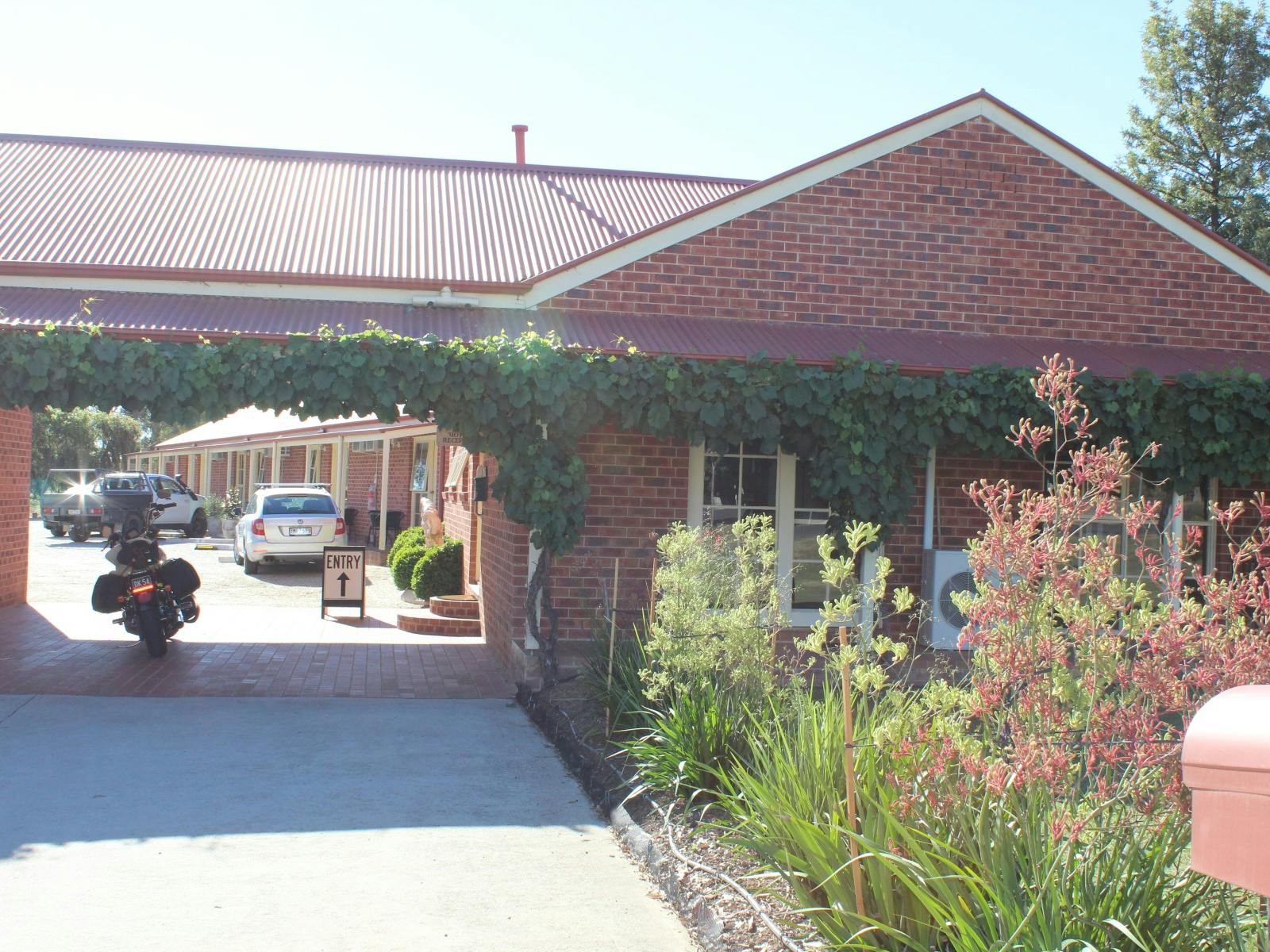 Picture showing the motel entrance and reception on the right