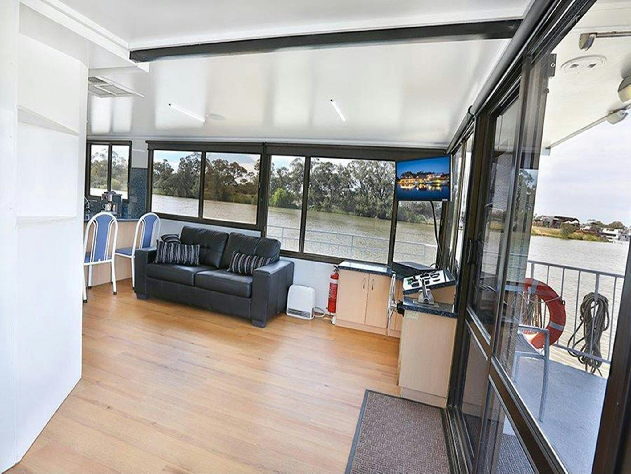 Shannon houseboat