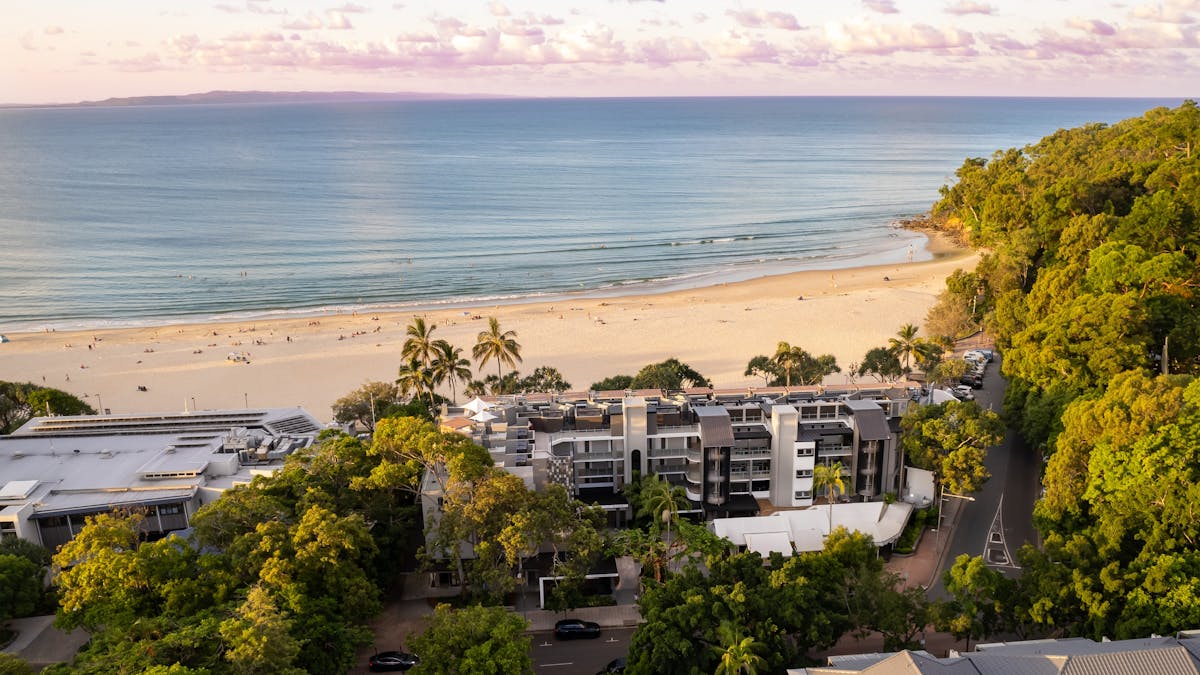 NETANYA Noosa Beachfront Resort - Location