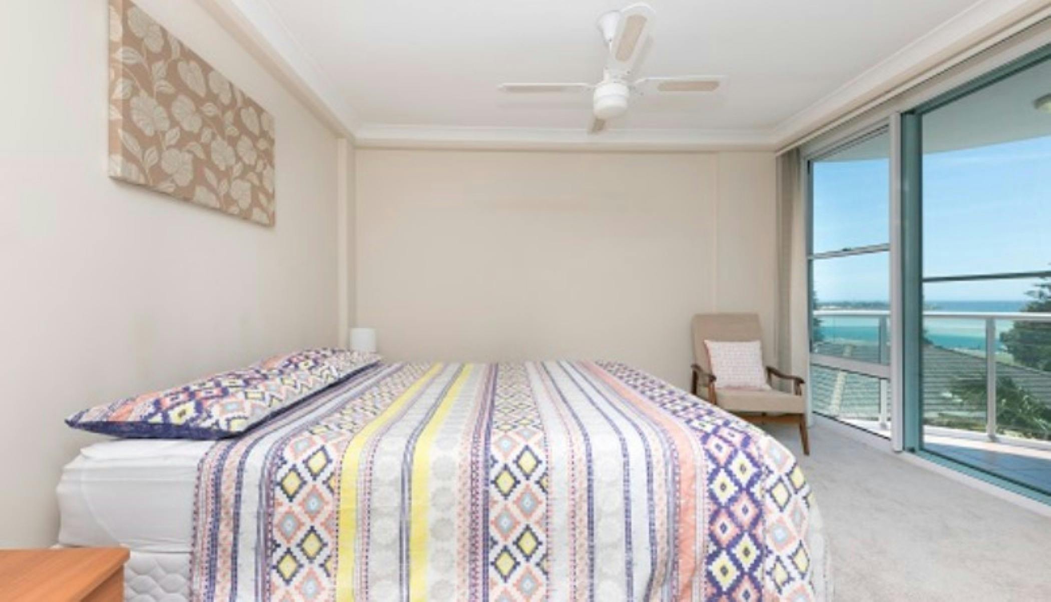 바다 전망이 보이는 마스터 침실