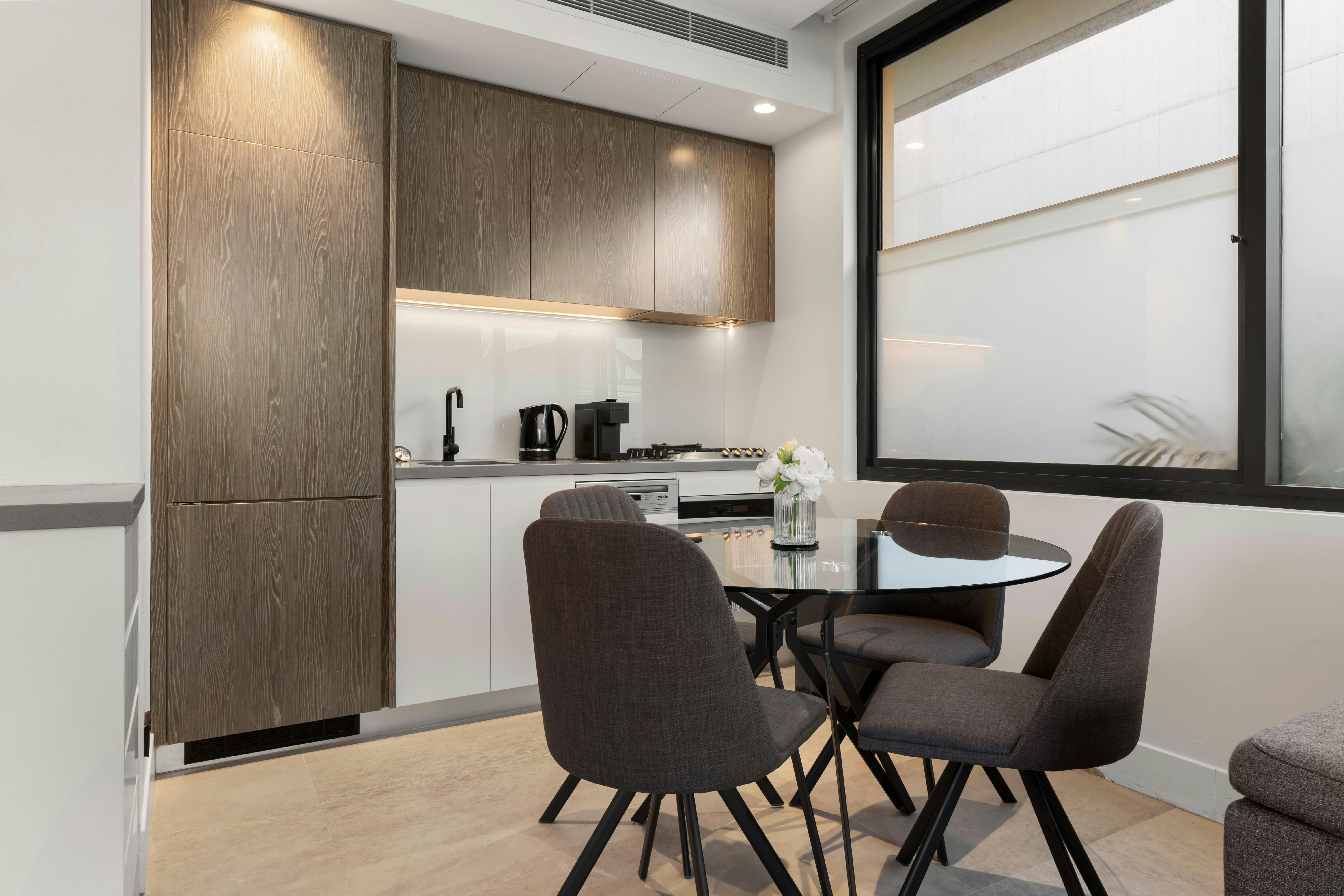 用餐區配有時尚的椅子和現代化的廚房。