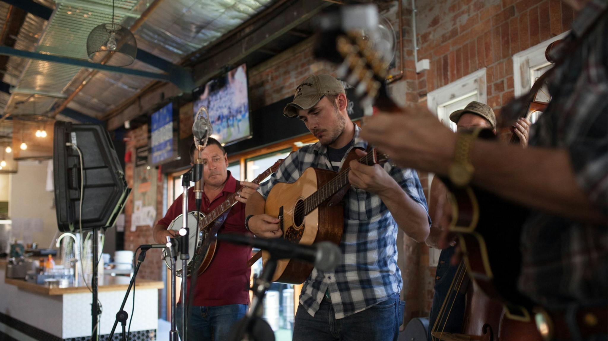 A band playing mandolin, acoustic guitar, banjo and double bass on the FogHorn Brewhouse stage