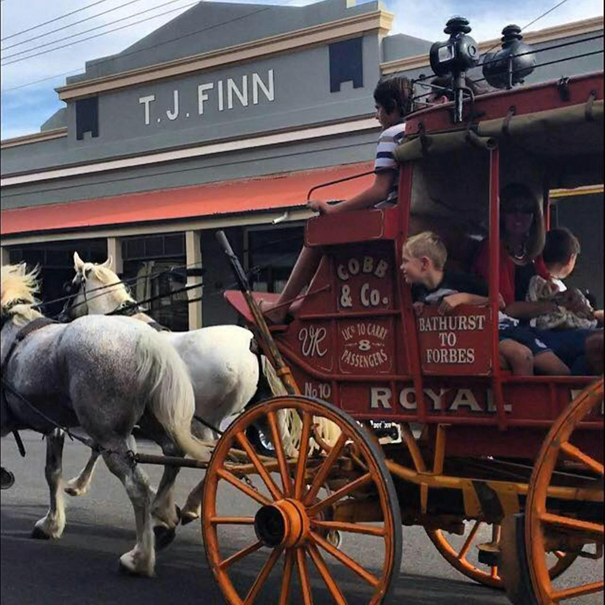 Finns Store Canowindra with Cobb & Co Carriage