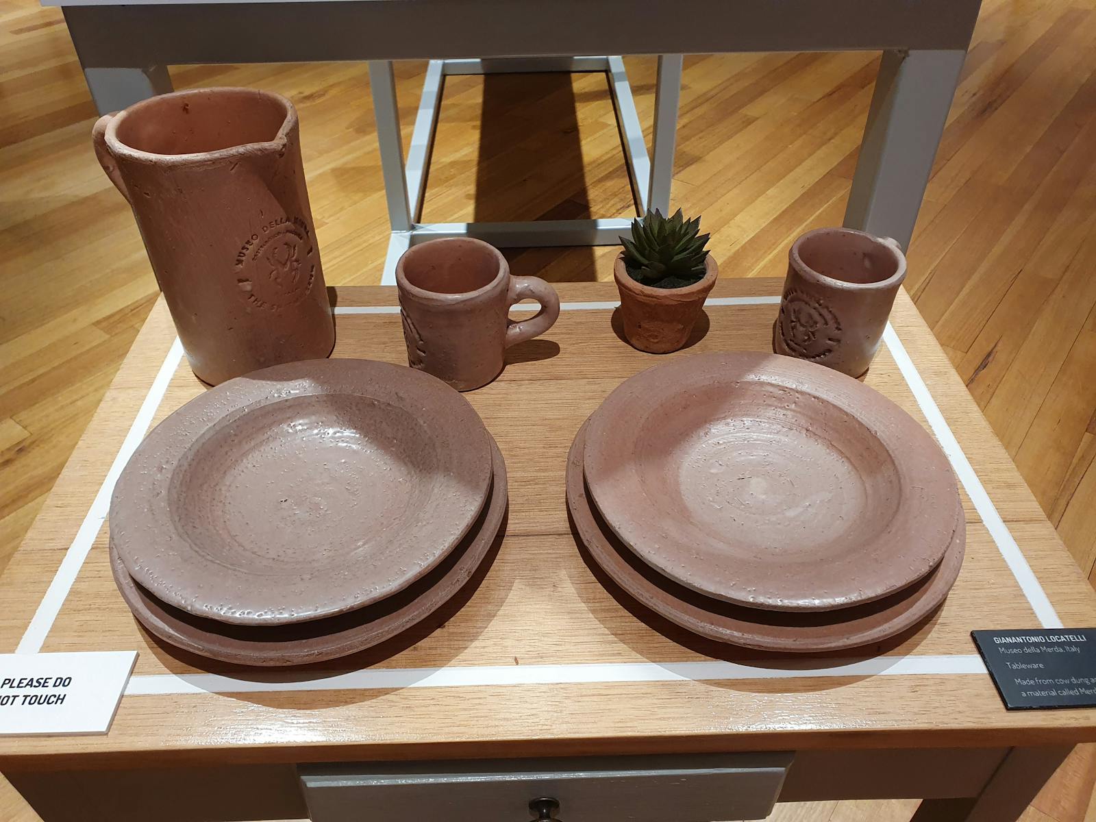 Italian tableware made with cow dung