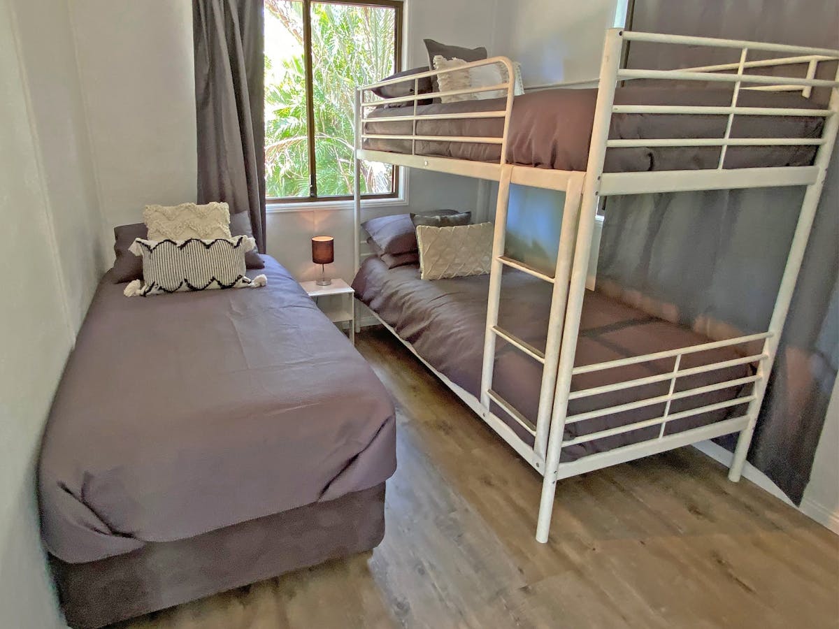 Belles on Ballow - Kookaburra Lodge - Single/Bunk Bedroom