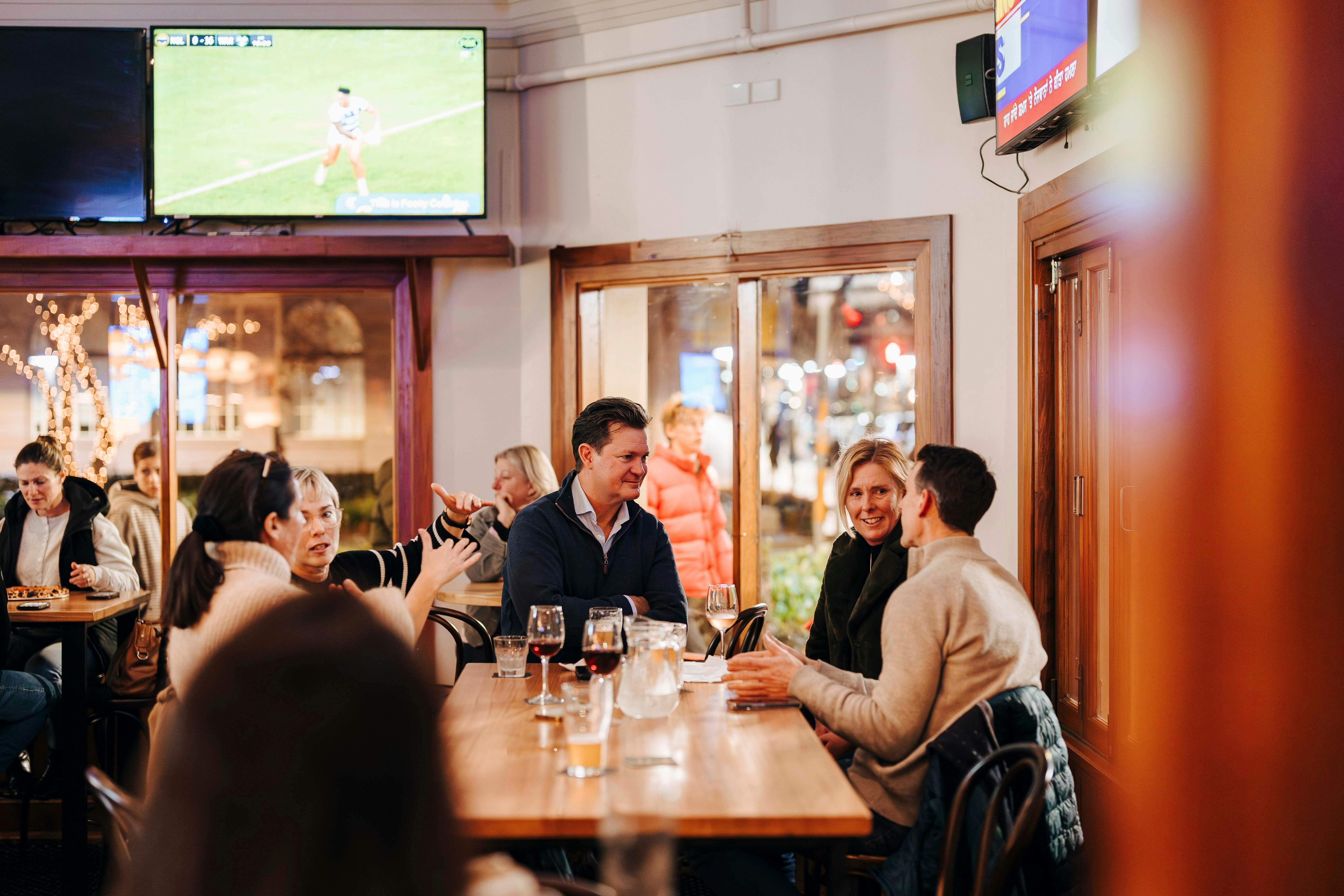 술집에 있는 친구들